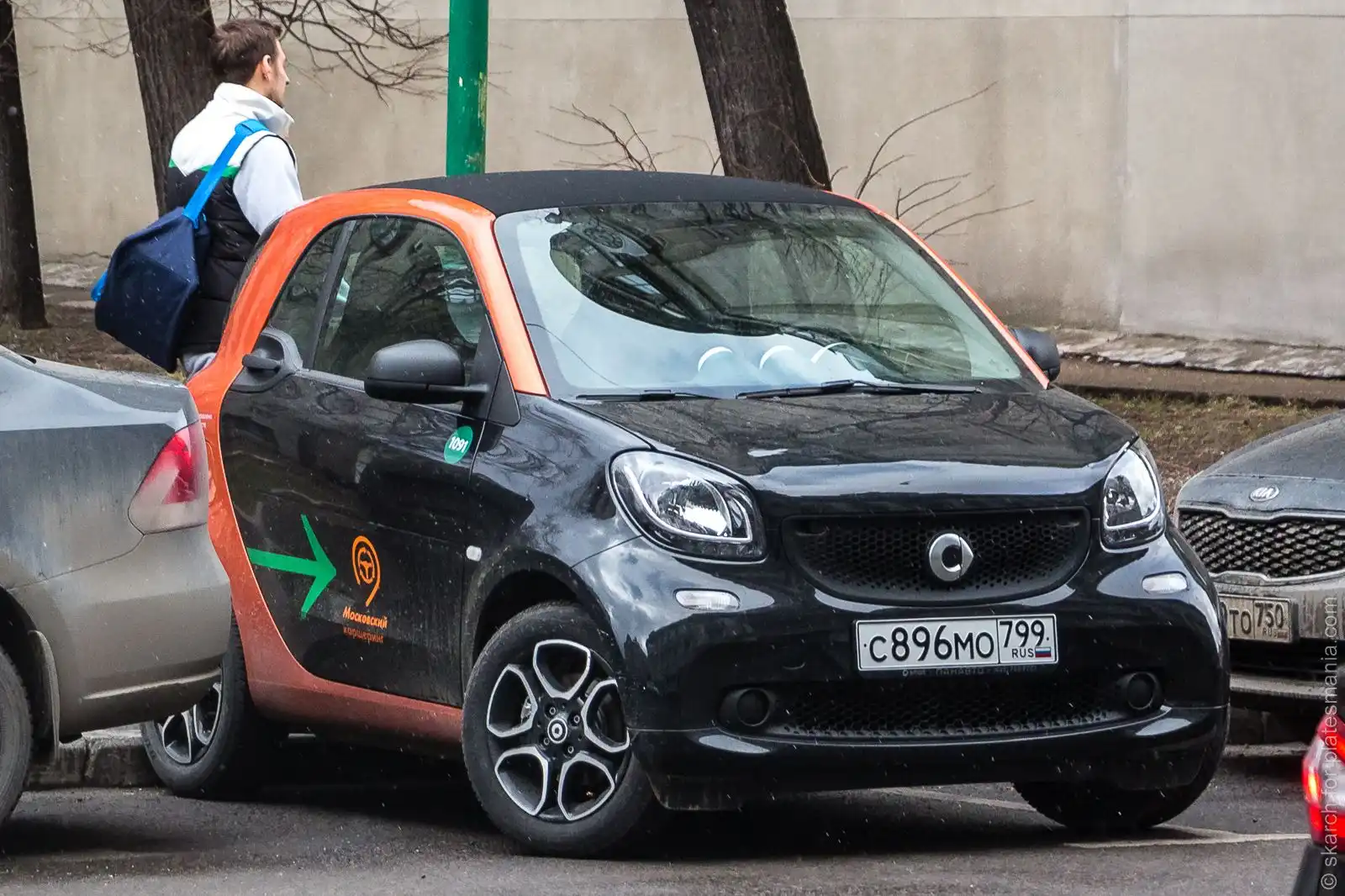 Фото автомобиля SMART FORTWO, 2018 — госномер С896МО799. Цвет: ЧЕРНО-ОРАНЖЕВЫЙ