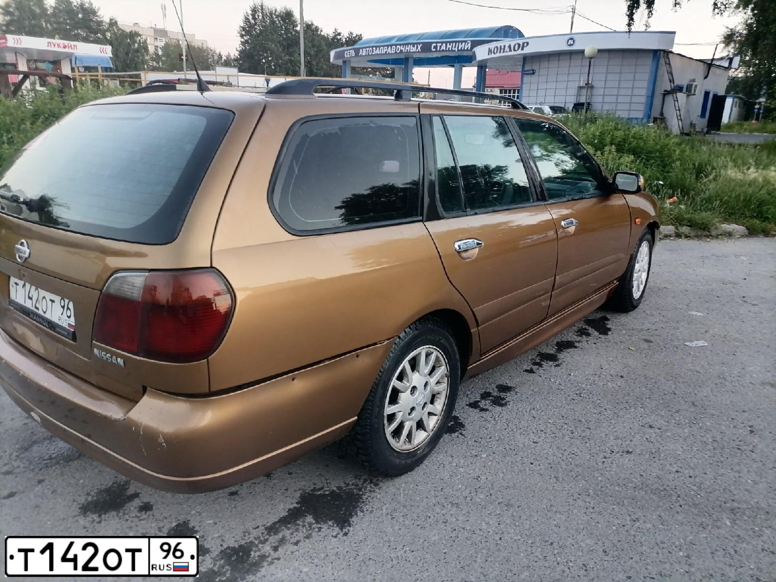 Фото автомобиля NISSAN PRIMERA, 2000 — госномер Т142ОТ96. Цвет: Коричневый