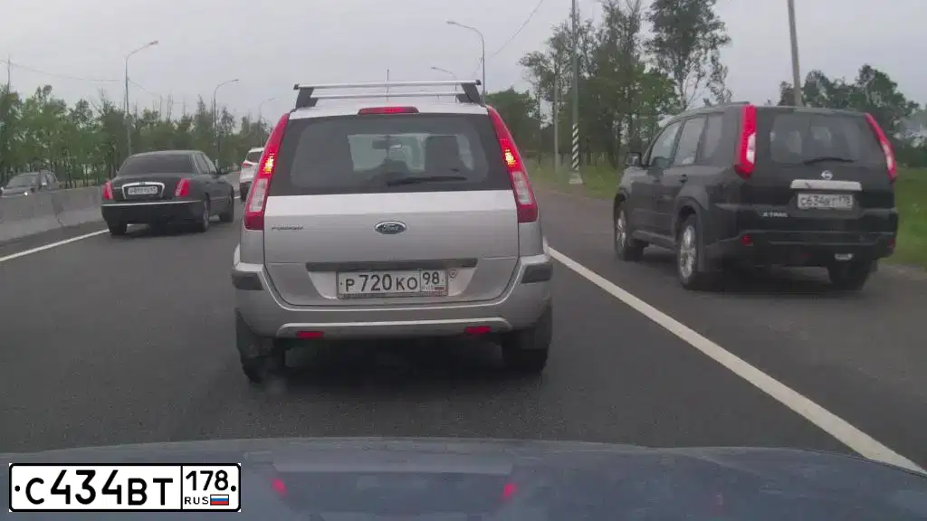 Фото автомобиля CHEVROLET AVEO, 2014 — госномер Е168НУ147. Цвет: Белый