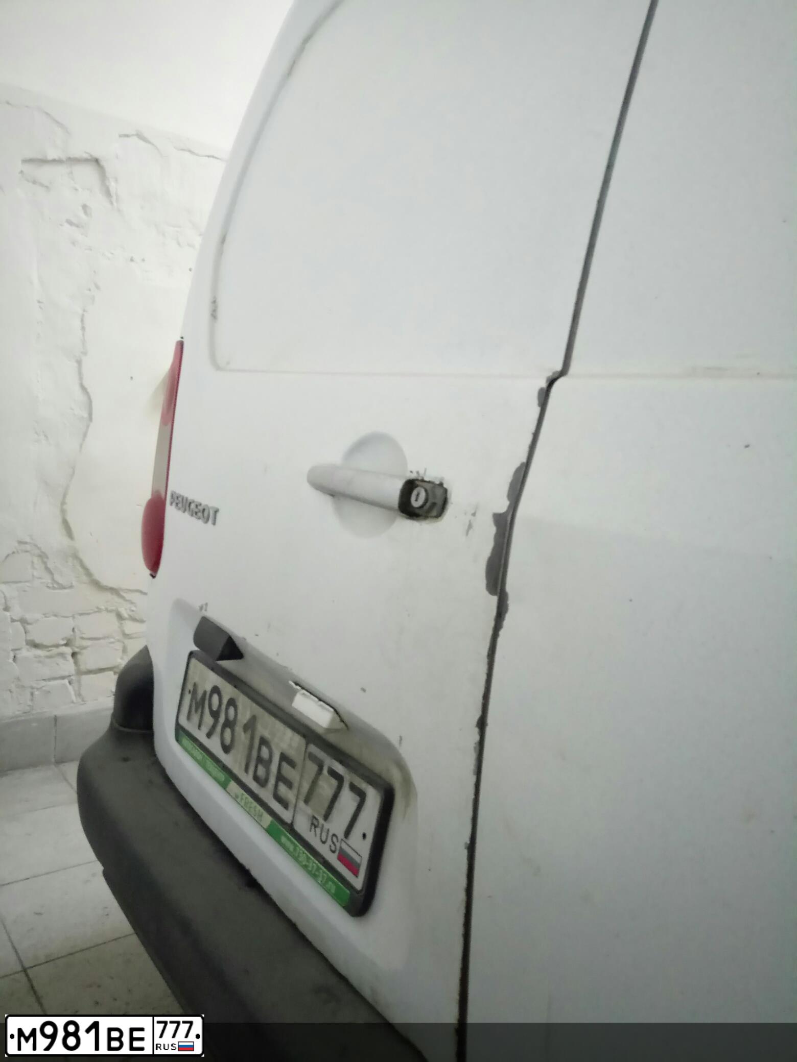 Фото автомобиля PEUGEOT PARTNER, 2011 — госномер М981ВЕ777. Цвет: БЕЛЫЙ