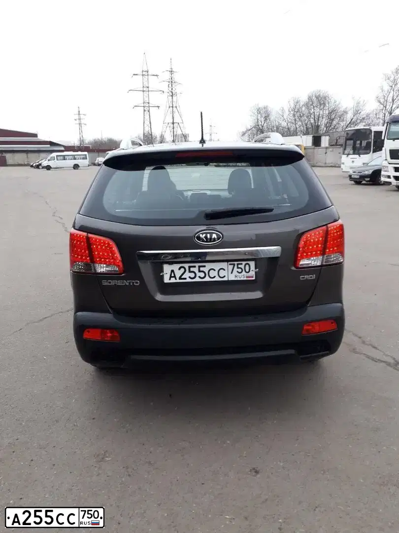 Фото автомобиля KIA SORENTO, 2011 — госномер К988РС190. Цвет: Коричневый