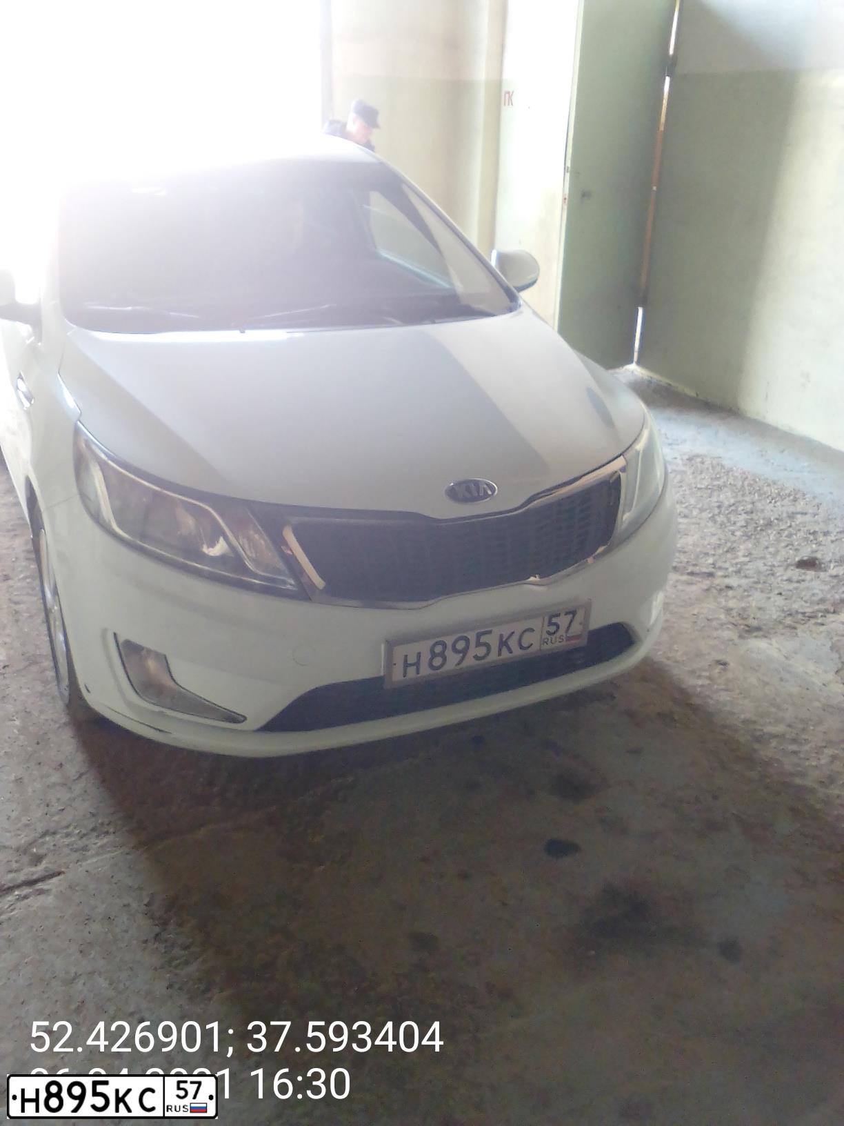 Фото автомобиля KIA RIO, 2014 — госномер Н895КС57. Цвет: БЕЛЫЙ