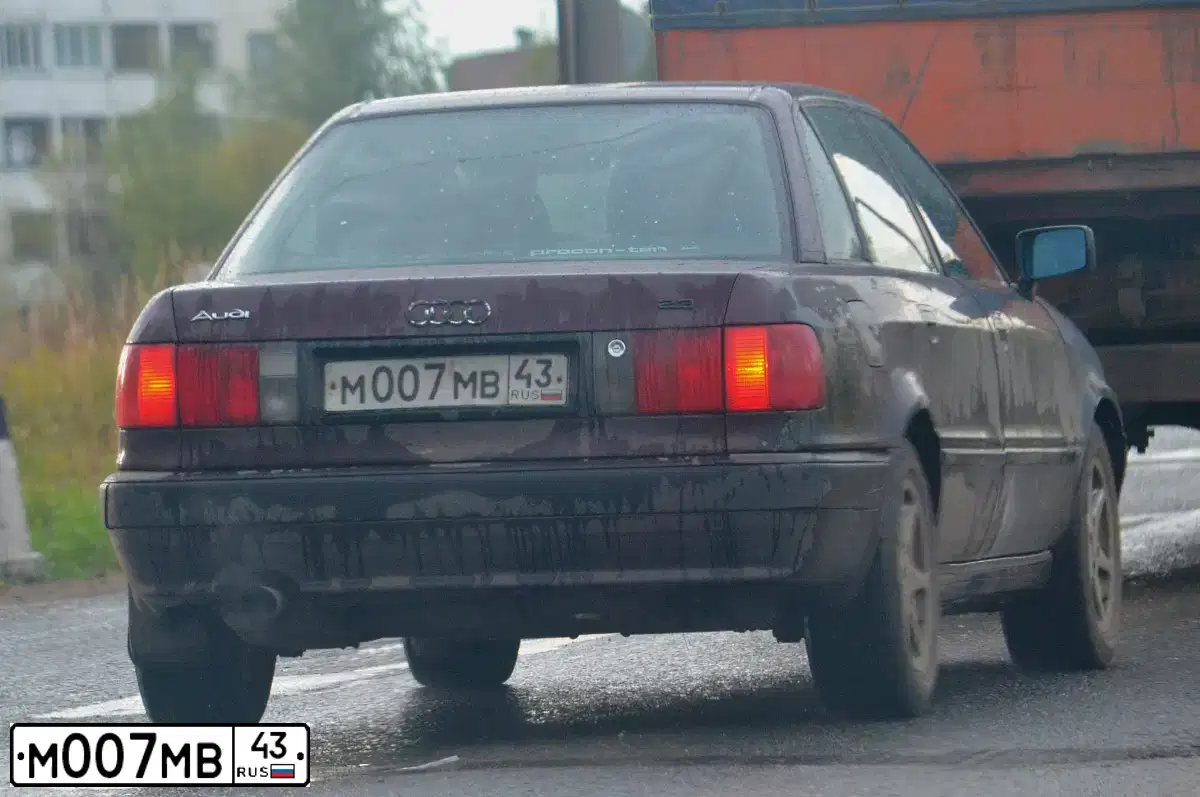 Фото автомобиля AUDI 80, 1992 — госномер М007МВ43. Цвет: БАКЛАЖАННЫЙ