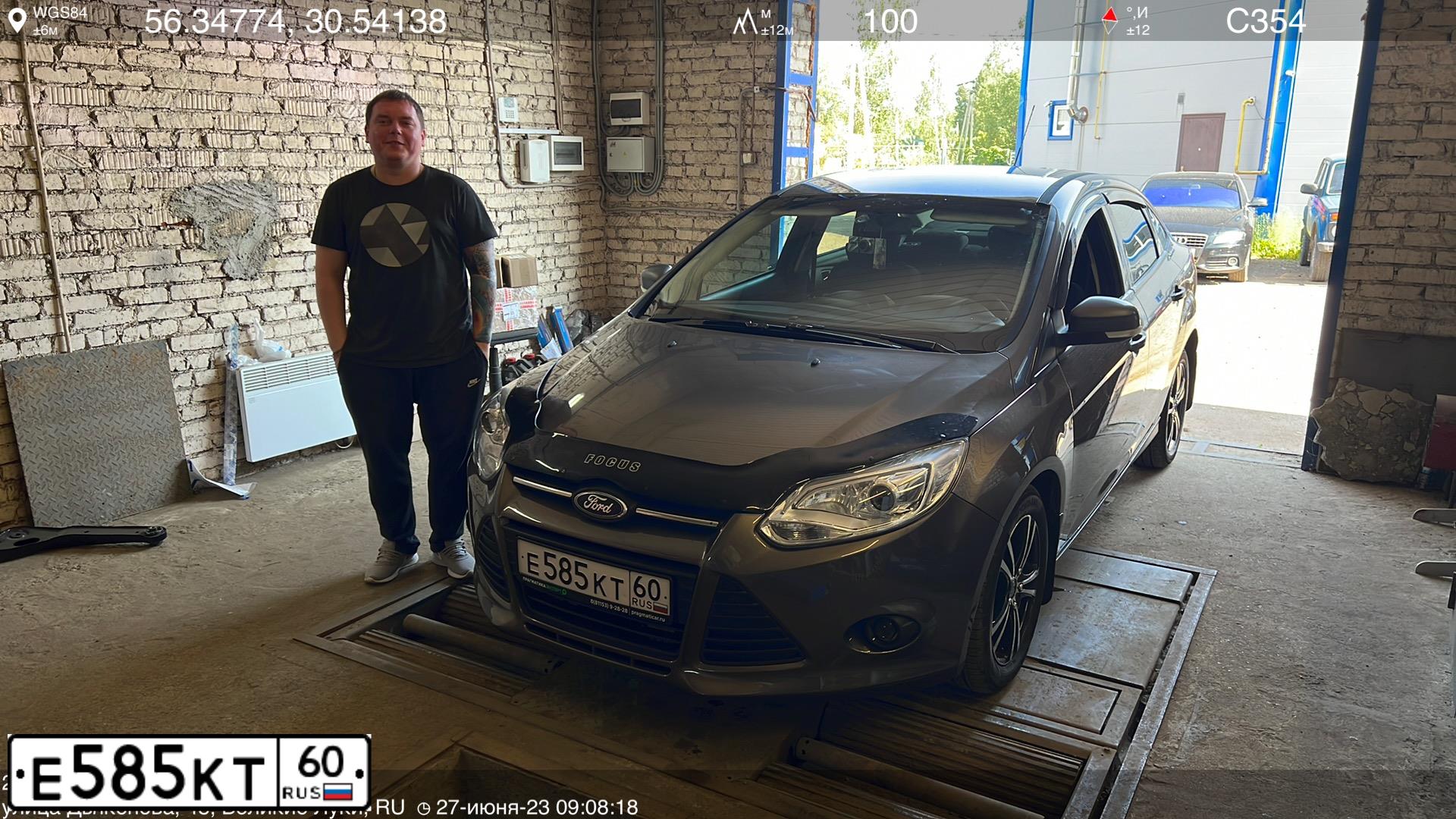 Фото автомобиля FORD FOCUS, 2012 — госномер Е585КТ60. Цвет: СЕРО-КОРИЧНЕВЫЙ