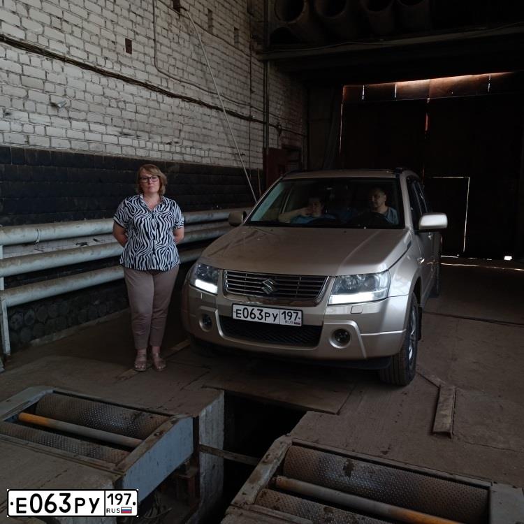 Фото автомобиля SUZUKI /GRAND/ VITARA, 2006 — госномер Е063РУ197. Цвет: БЕЖЕВЫЙ