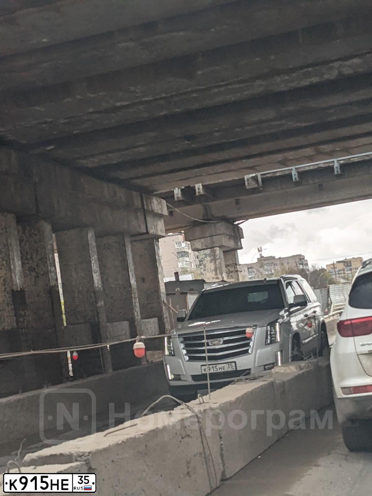 Фото автомобиля CADILLAC ESCALADE, 2015 — госномер М330КМ35. Цвет: Белый