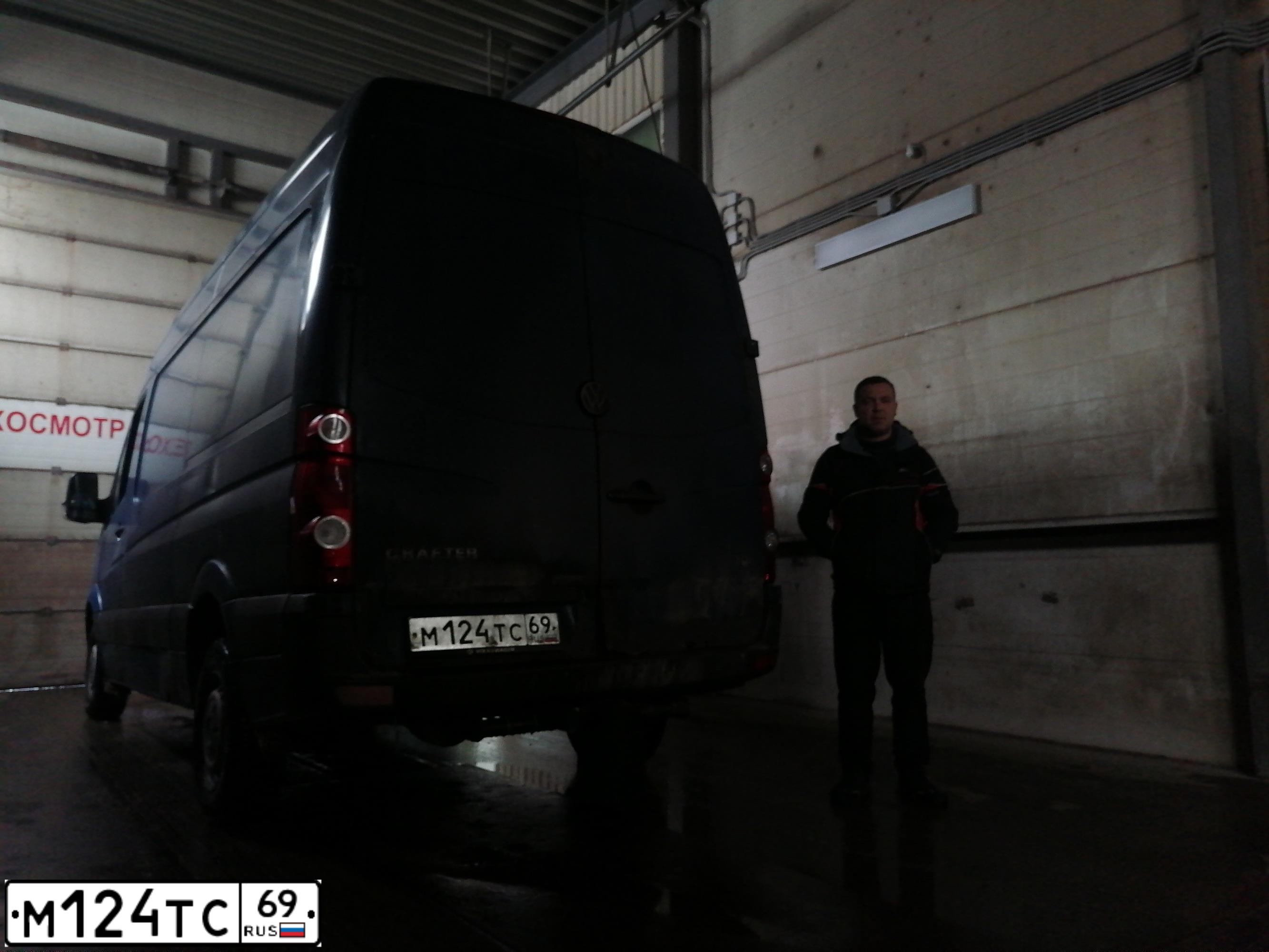Фото автомобиля VOLKSWAGEN CRAFTER, 2008 — госномер М124ТС69. Цвет: Темно-синий
