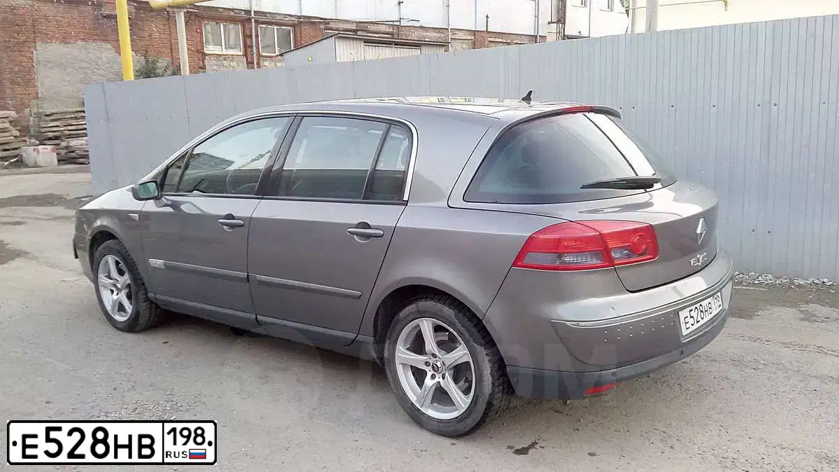 Фото автомобиля MITSUBISHI OUTLANDER, 2019 — госномер Е528НВ198. Цвет: ЧЕРНЫЙ