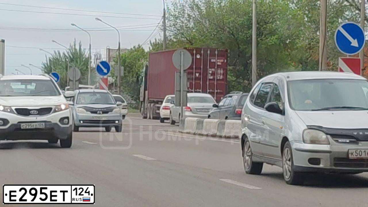 Фото автомобиля HYUNDAI IX55, 2011 — госномер Е295ЕТ124. Цвет: Белый