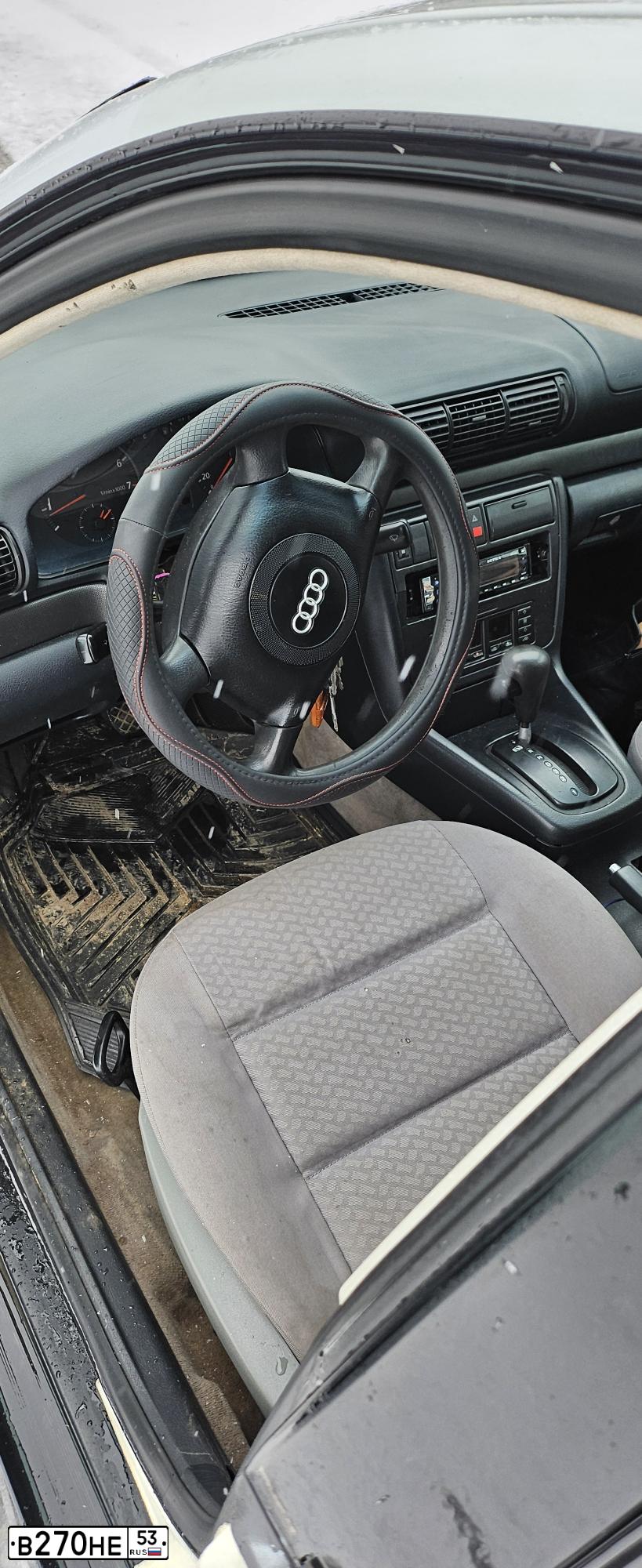 Фото автомобиля AUDI A4, 1996 — госномер В270НЕ53. Цвет: БЕЛЫЙ