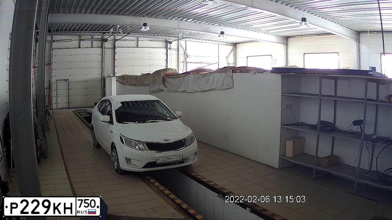 Фото автомобиля KIA RIO, 2014 — госномер Р229КН750. Цвет: Белый