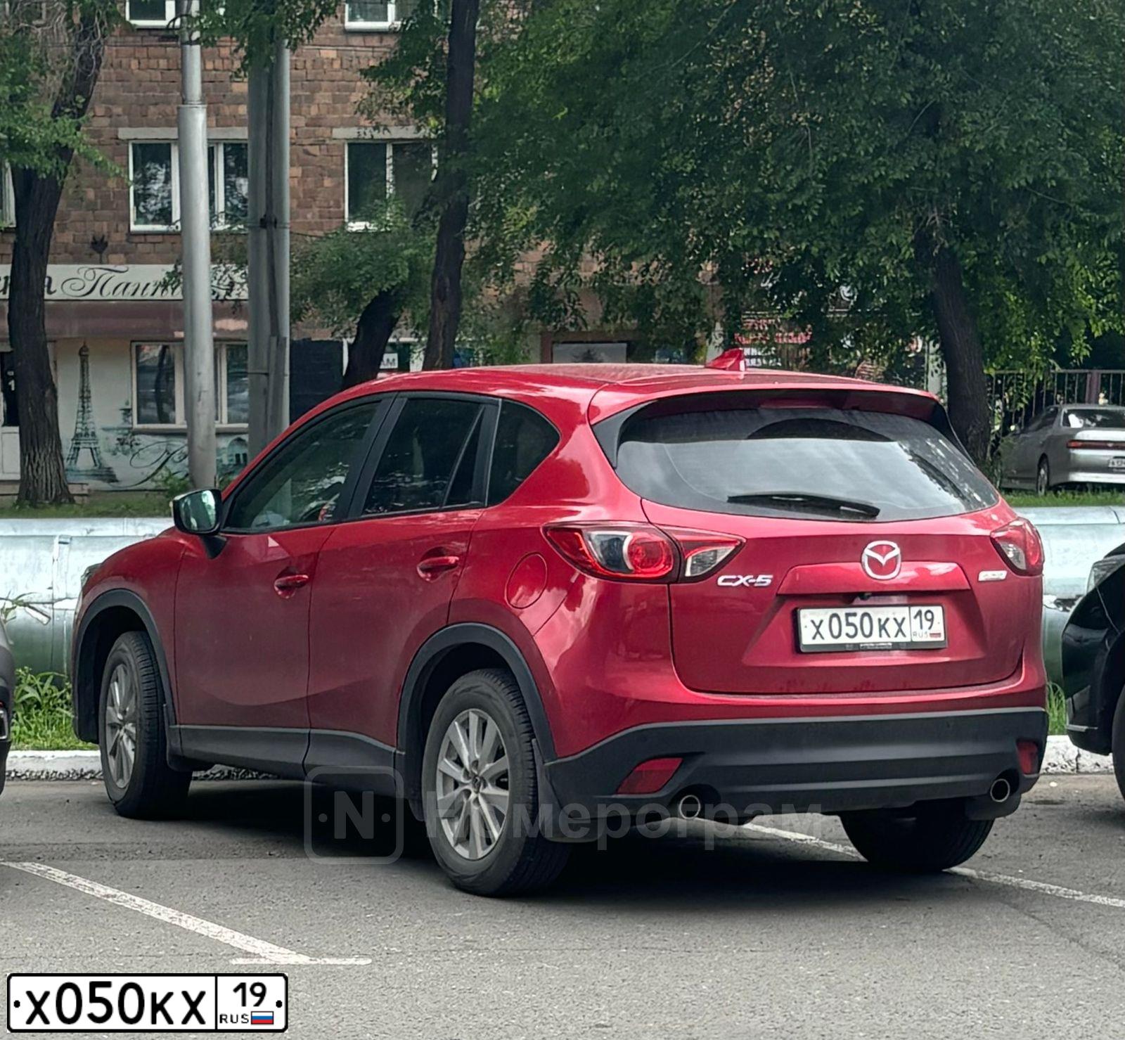 Фото автомобиля MAZDA CX-5, 2015 — госномер Х050КХ19. Цвет: Красный