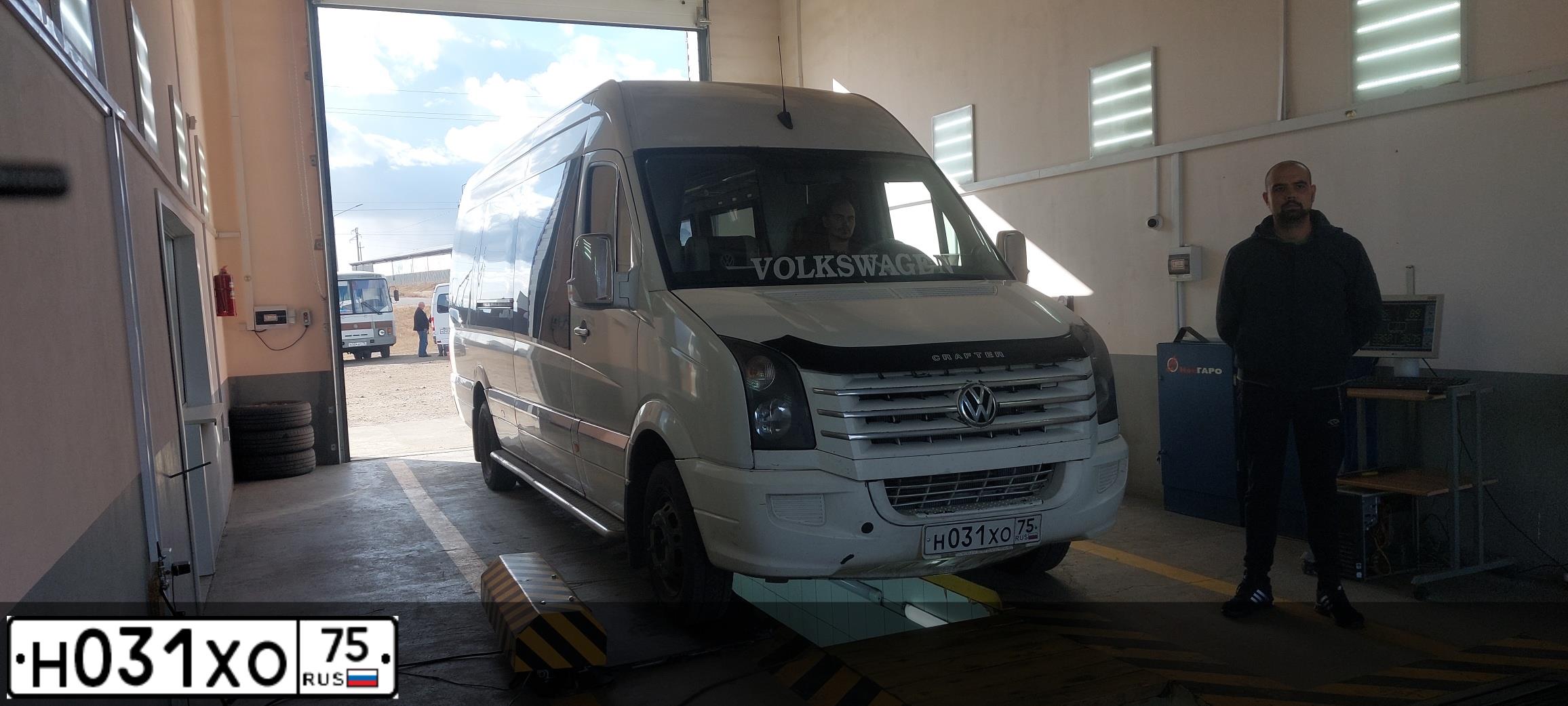 Фото автомобиля VOLKSWAGEN CRAFTER, 2011 — госномер Н031ХО75. Цвет: Белый
