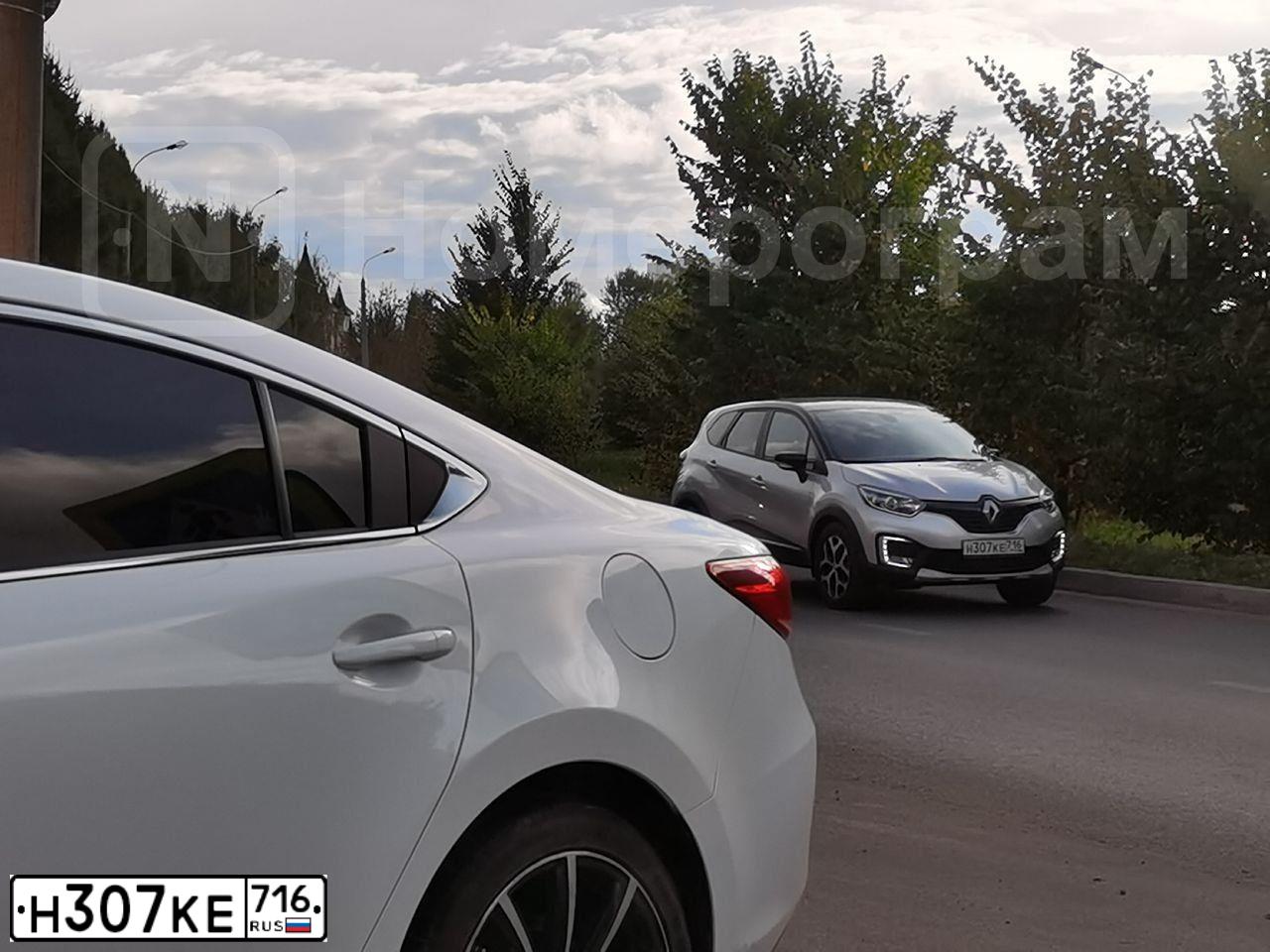 Фото автомобиля RENAULT KAPTUR, 2020 — госномер К615ВТ702. Цвет: МНОГОЦВЕТНЫЙ