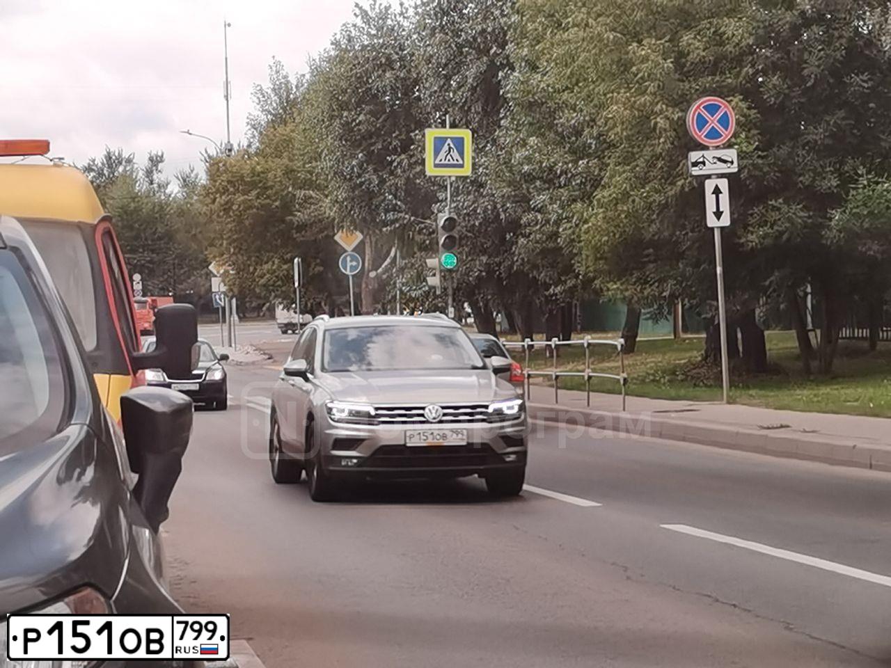 Фото автомобиля VOLKSWAGEN TIGUAN, 2019 — госномер Р151ОВ799. Цвет: Серебристый