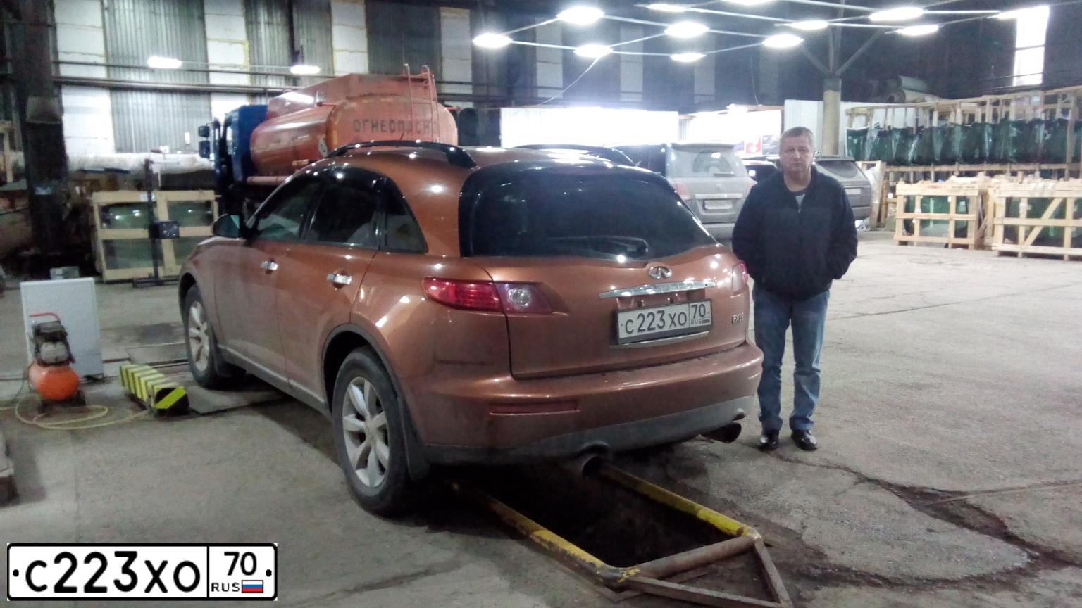 Фото автомобиля INFINITI QX70 /FX/, 2003 — госномер Т159ТА750. Цвет: Коричневый (светло-коричневый)