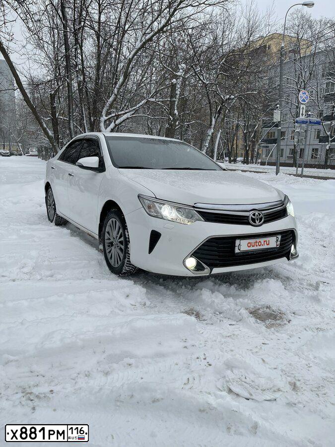 Фото автомобиля TOYOTA CAMRY, 2016 — госномер С269УЕ799. Цвет: Белый