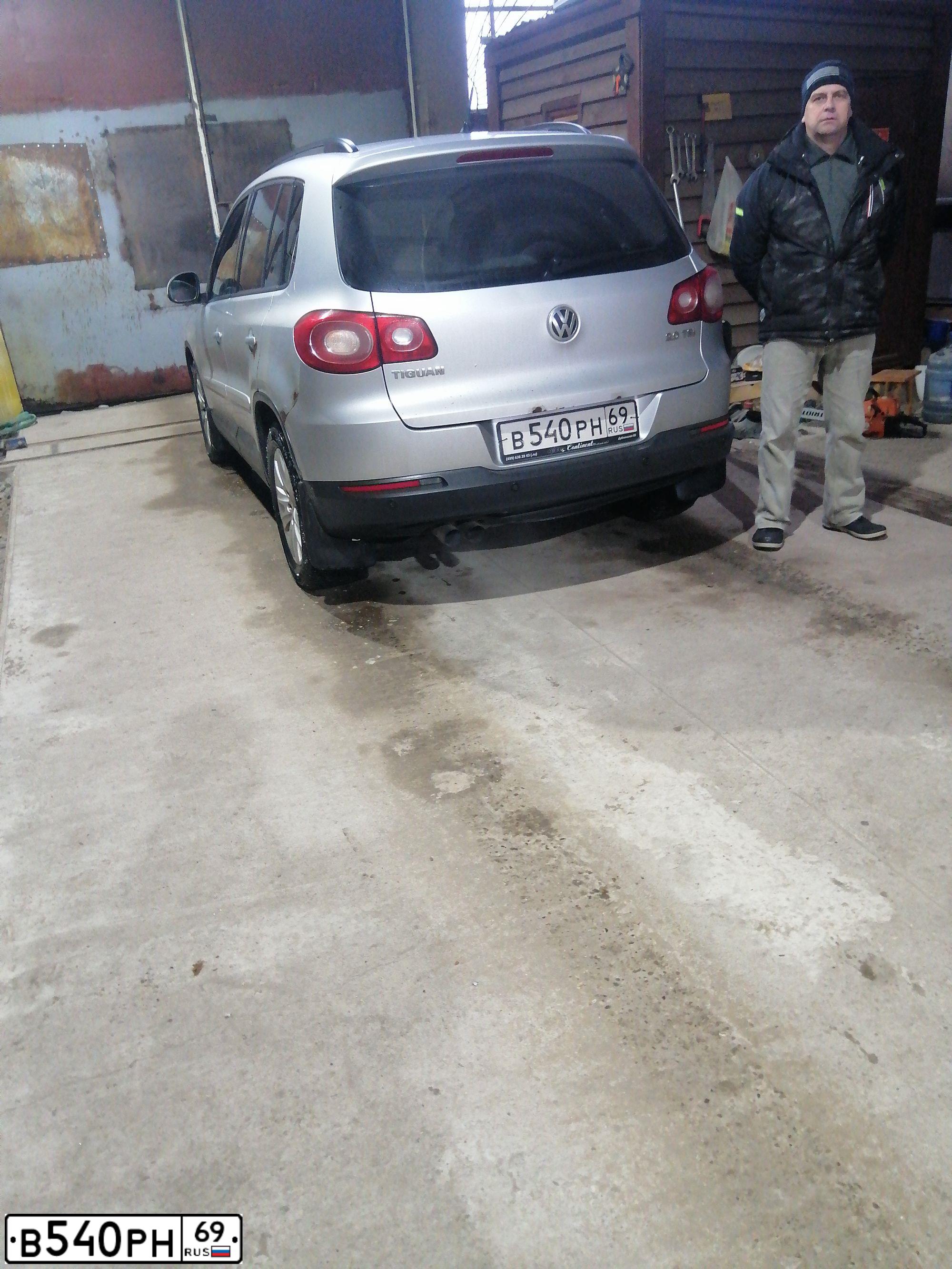 Фото автомобиля VOLKSWAGEN TIGUAN, 2010 — госномер Р690ТН69. Цвет: Серебристый