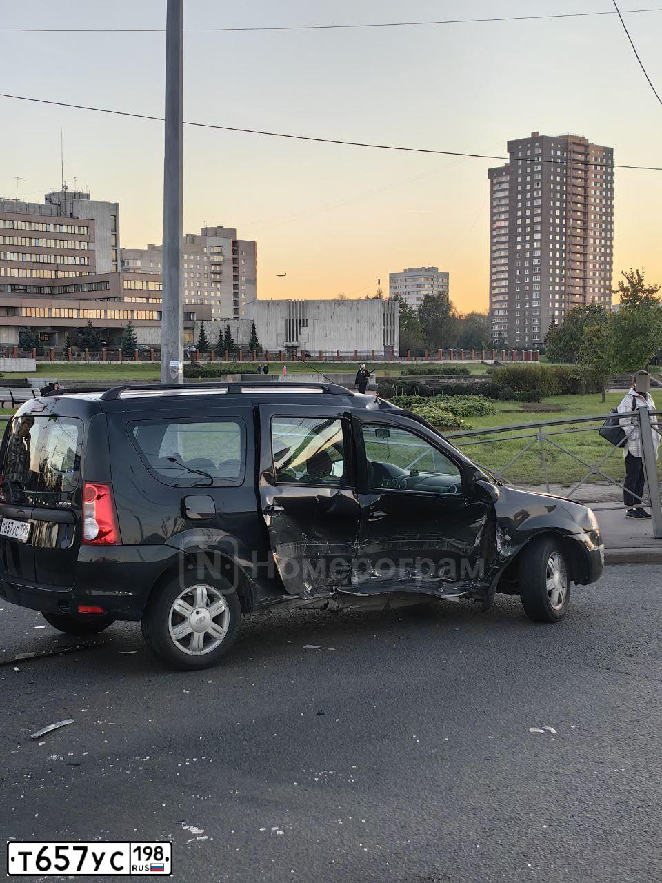 Фото автомобиля LADA LARGUS, 2016 — госномер Т657УС198. Цвет: ЧЕРНЫЙ
