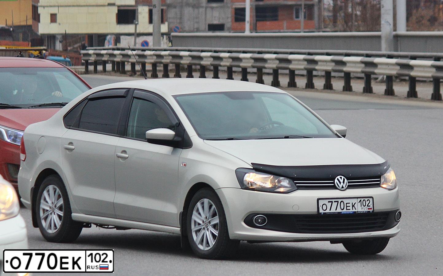Фото автомобиля VOLKSWAGEN POLO, 2011 — госномер О770ЕК102. Цвет: СЕРЕБРИСТО-ЖЕЛТЫЙ