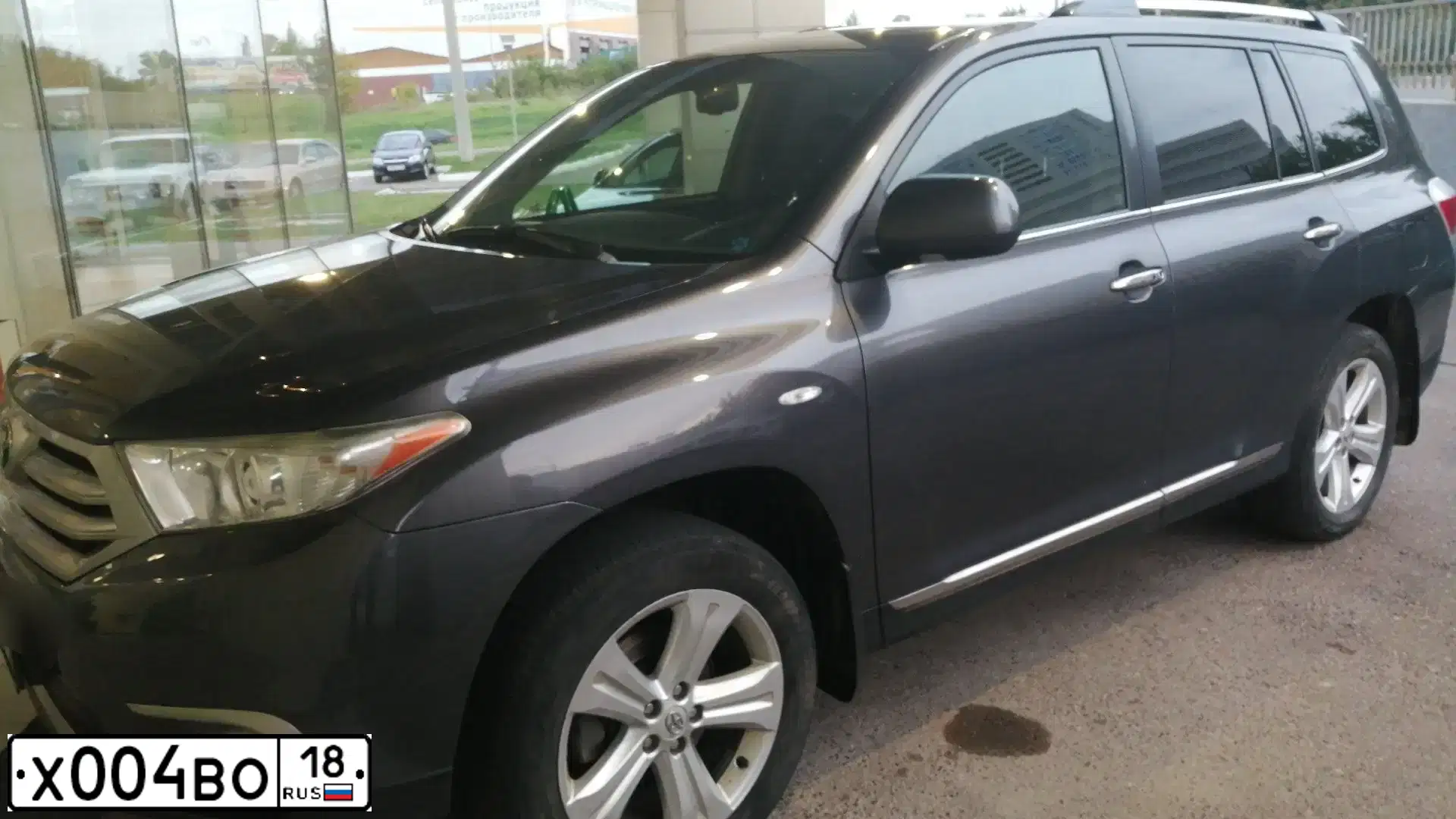 Фото автомобиля TOYOTA HIGHLANDER, 2011 — госномер Х004ВО18. Цвет: СЕРЫЙ