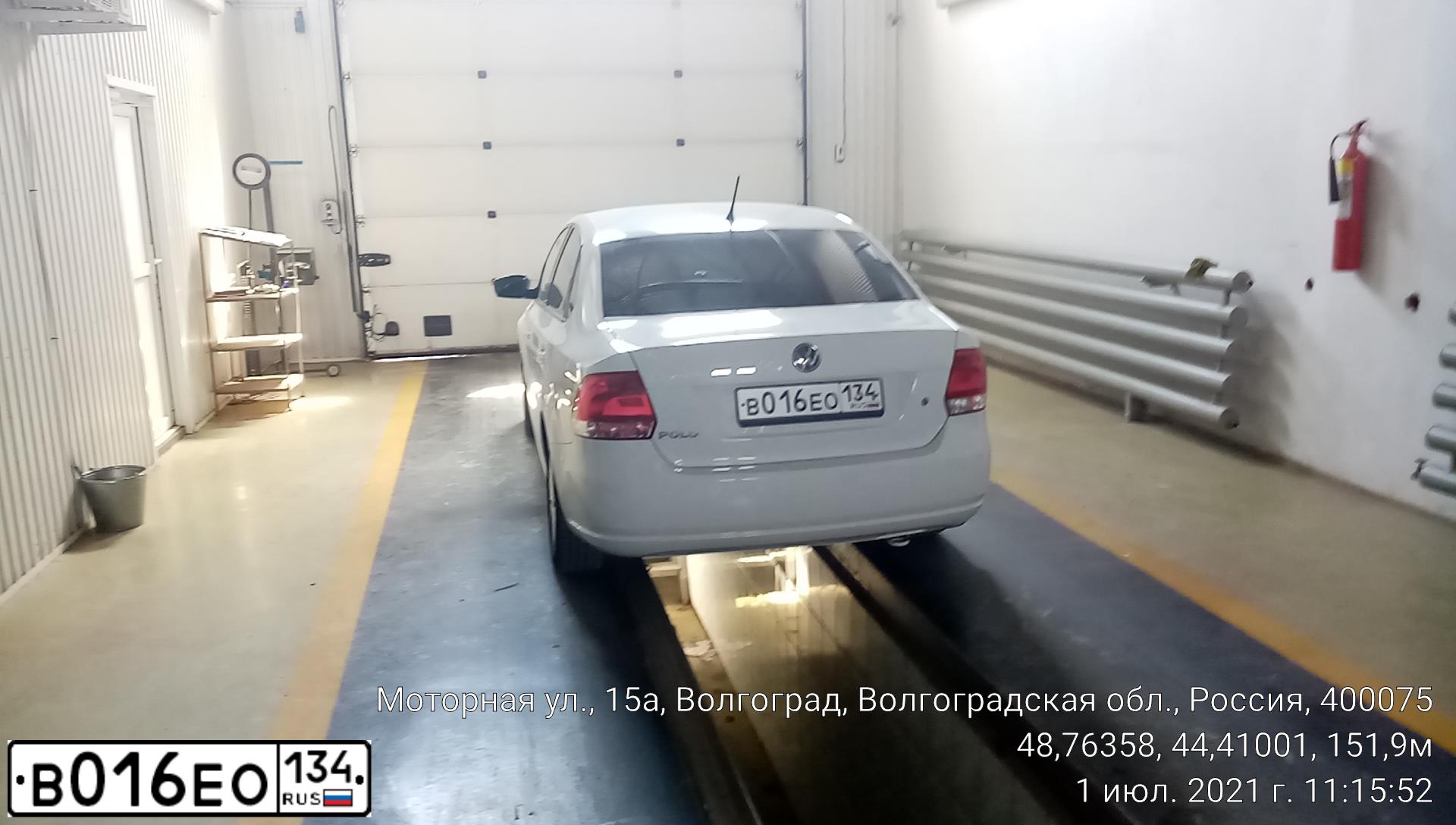 Фото автомобиля VOLKSWAGEN POLO, 2015 — госномер В016ЕО134. Цвет: Белый