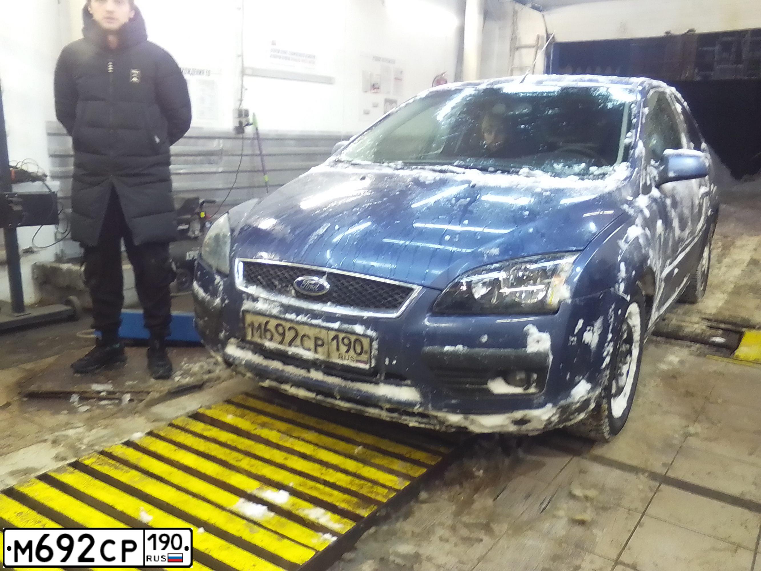 Фото автомобиля FORD FOCUS, 2006 — госномер М692СР190. Цвет: синий