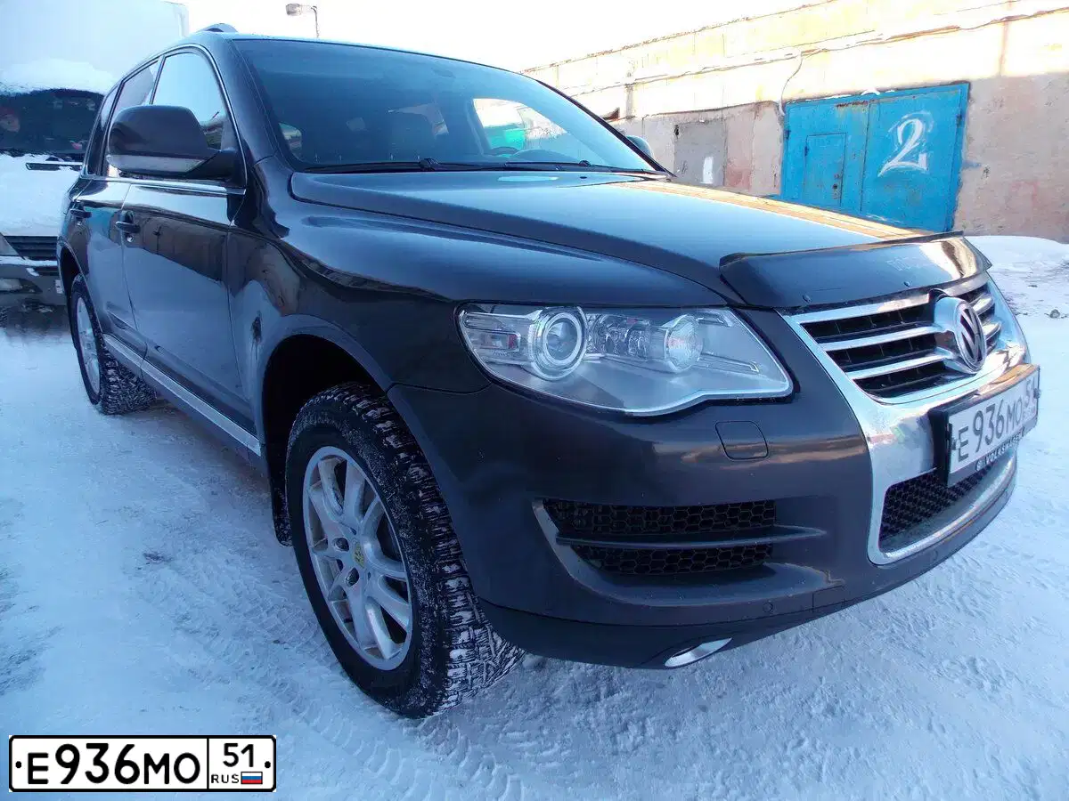 Фото автомобиля VOLKSWAGEN TOUAREG, 2008 — госномер Е936МО51. Цвет: Черно Серый