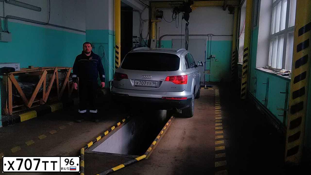 Фото автомобиля AUDI Q7, 2006 — госномер О525ТТ196. Цвет: СВЕТЛО-СЕРЫЙ