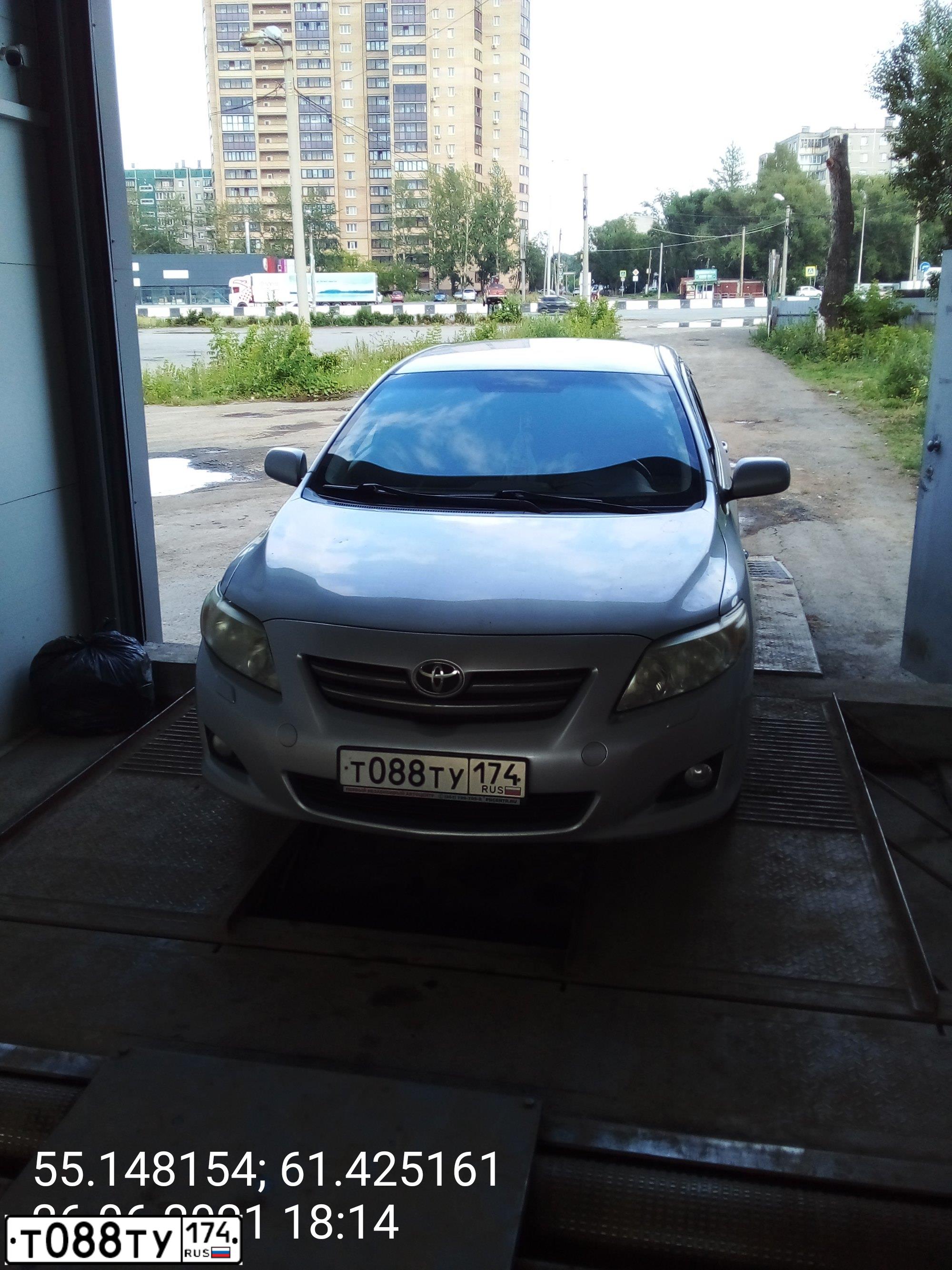 Фото автомобиля TOYOTA COROLLA, 2008 — госномер Т088ТУ174. Цвет: Серебристый
