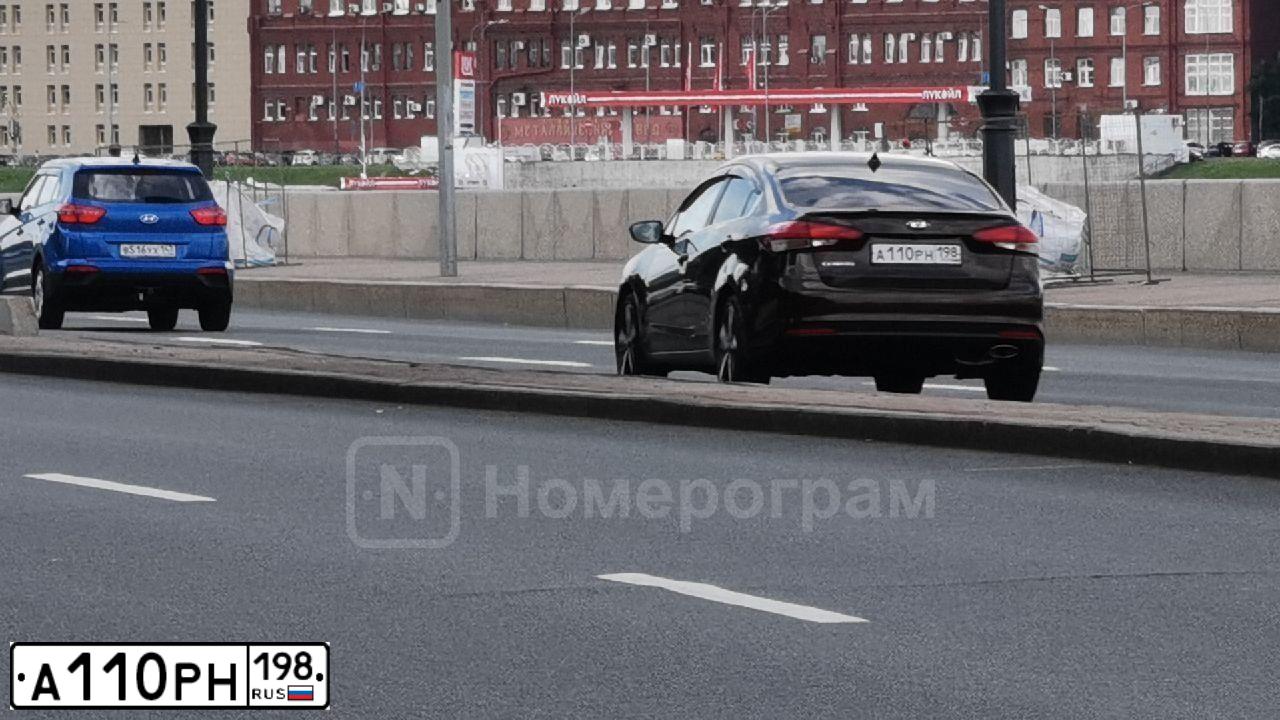 Фото автомобиля KIA CERATO, 2018 — госномер А110РН198. Цвет: КОРИЧНЕВЫЙ