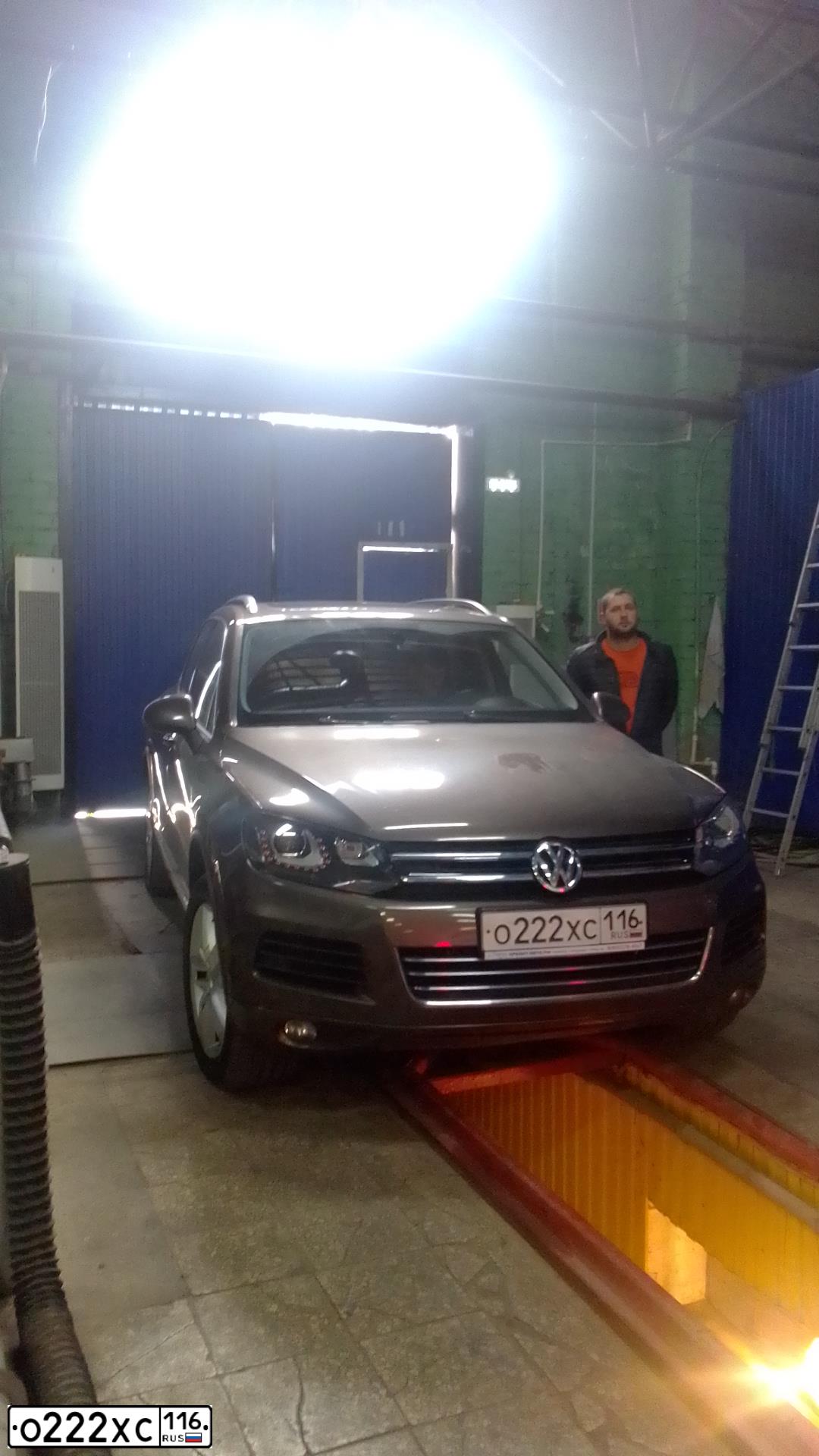 Фото автомобиля VOLKSWAGEN TOUAREG, 2011 — госномер К600ОХ63. Цвет: Коричневый
