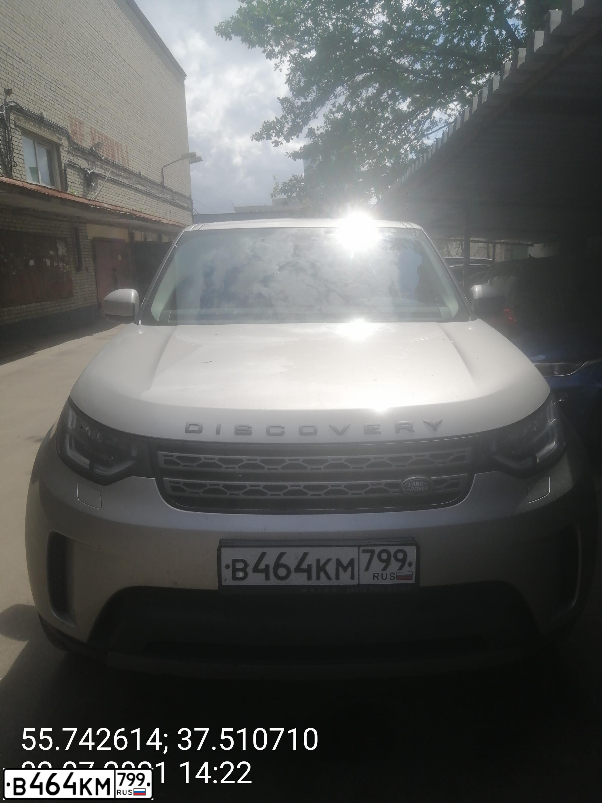 Фото автомобиля LANDROVER DISCOVERY, 2017 — госномер В464КМ799. Цвет: БЕЖЕВО-СЕРЫЙ