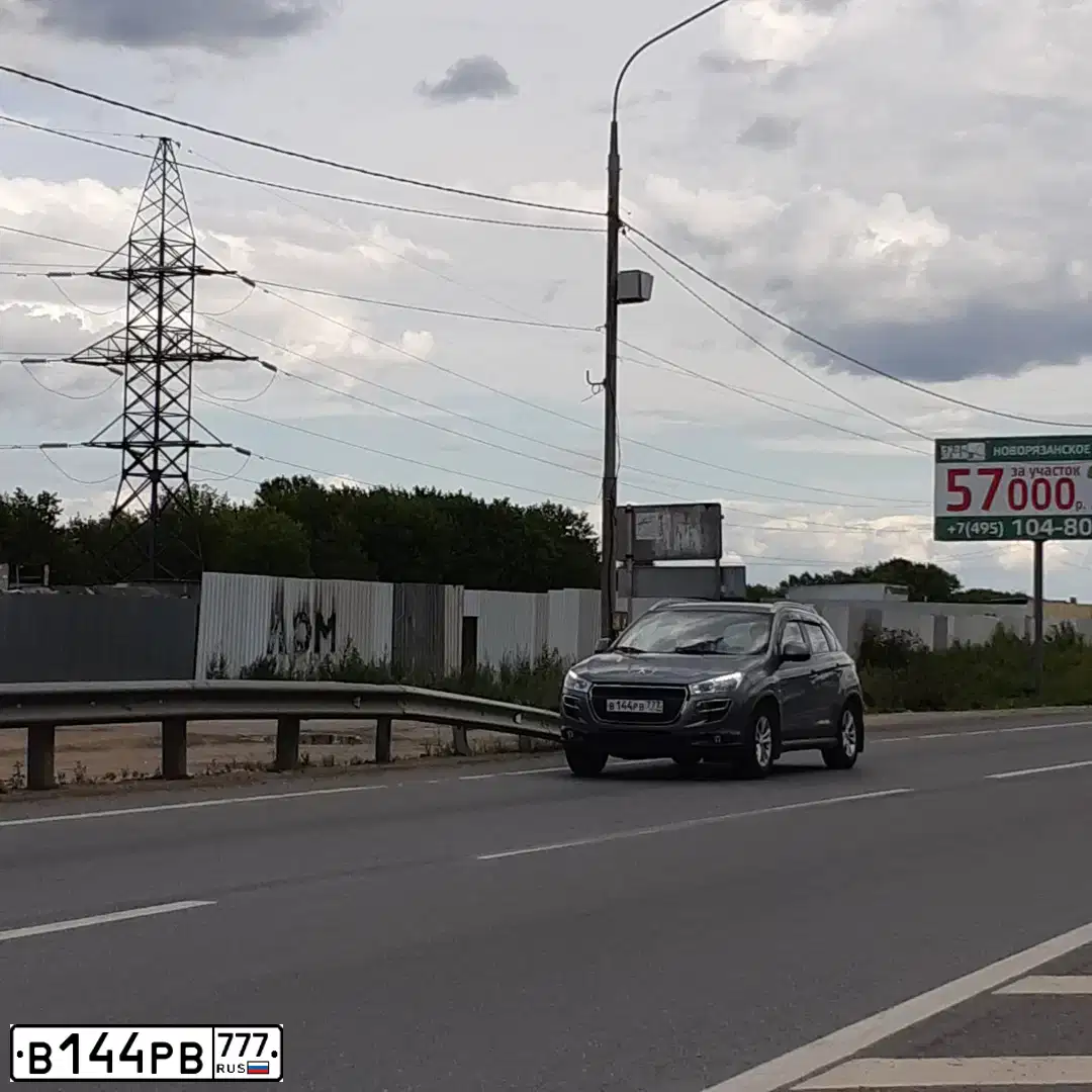 Фото автомобиля PEUGEOT 4008, 2014 — госномер В144РВ777. Цвет: СЕРЫЙ