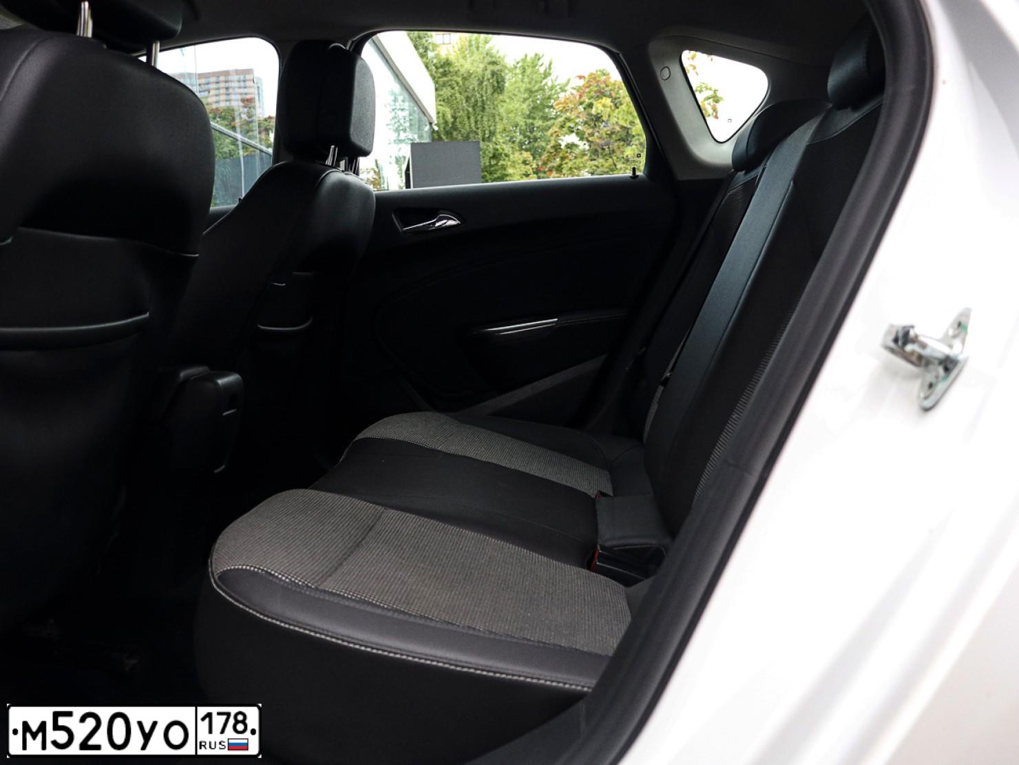 Фото автомобиля OPEL ASTRA, 2012 — госномер В984НТ136. Цвет: Белый