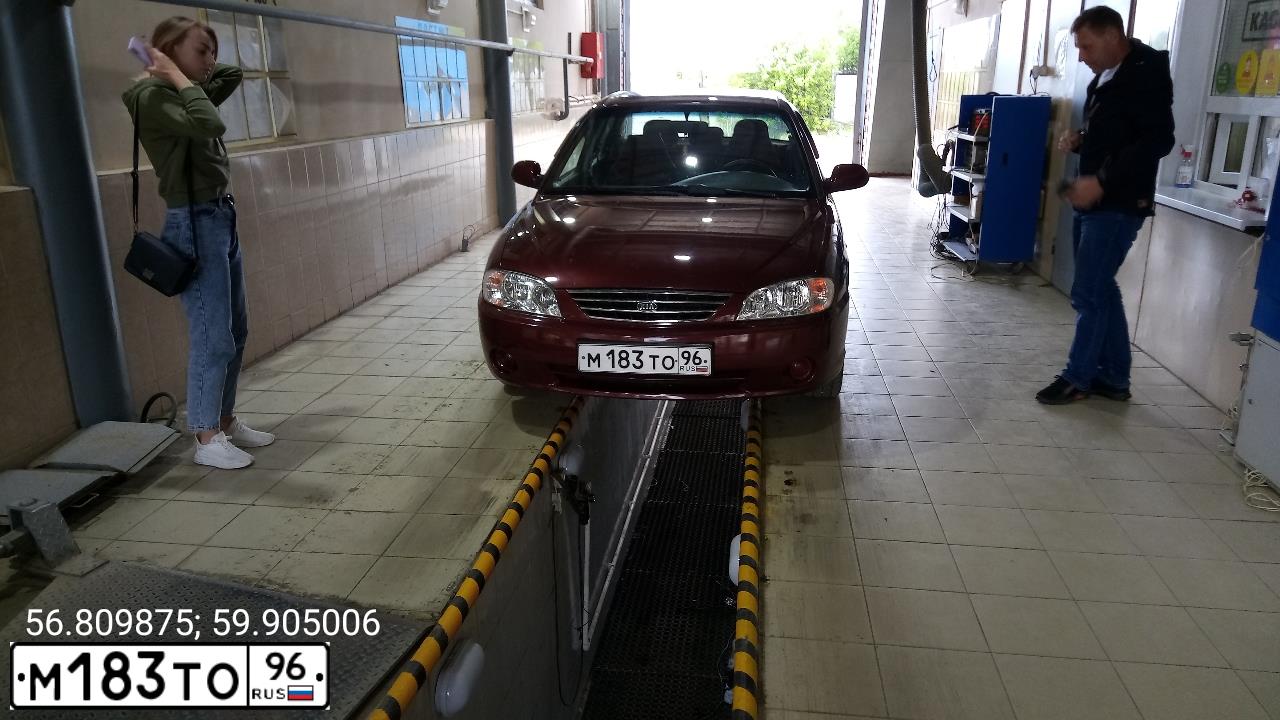 Фото автомобиля KIA SPECTRA, 2008 — госномер М183ТО96. Цвет: Красный