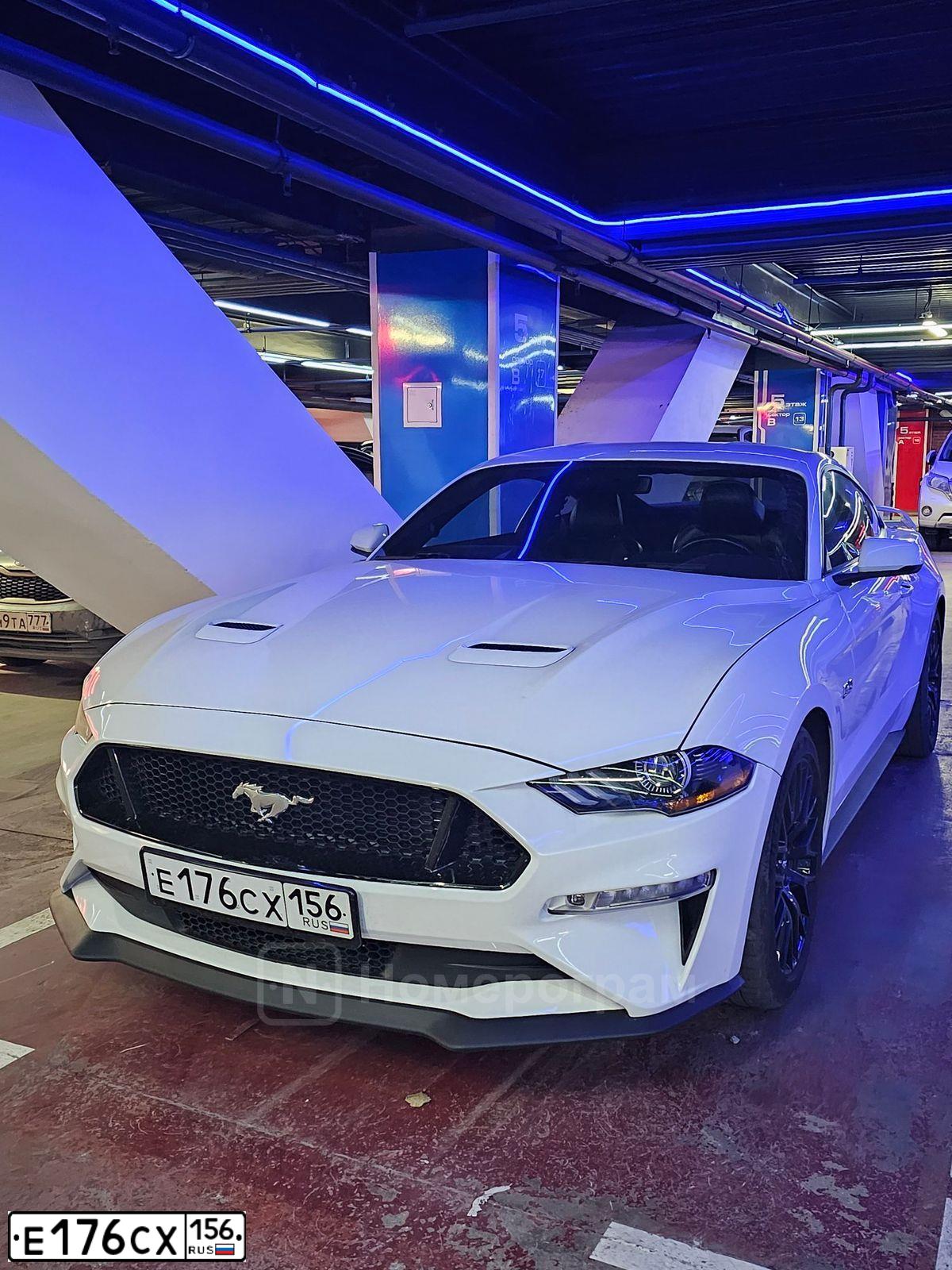 Фото автомобиля FORD MUSTANG, 2019 — госномер Е176СХ156. Цвет: Белый