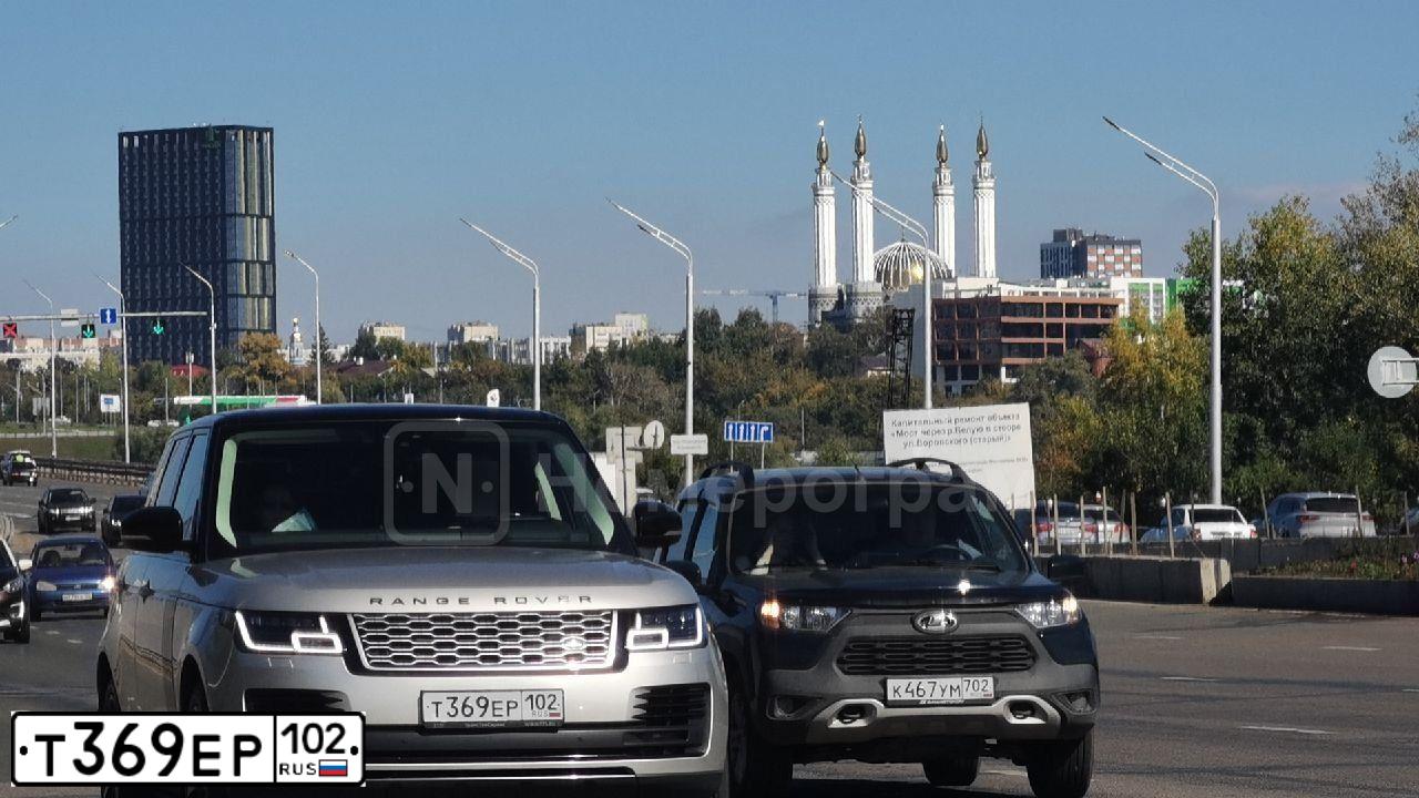 Фото автомобиля LANDROVER RANGE ROVER, 2015 — госномер Н370МО702. Цвет: ЧЕРНЫЙ