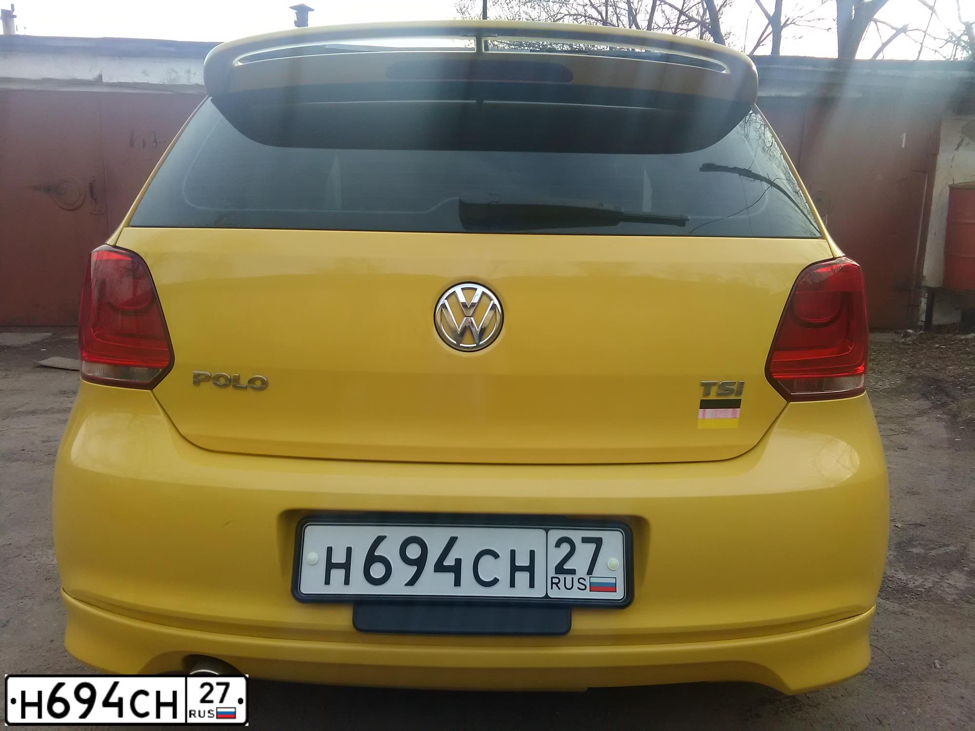 Фото автомобиля VOLKSWAGEN POLO, 2010 — госномер Н694СН27. Цвет: ЖЁЛТЫЙ