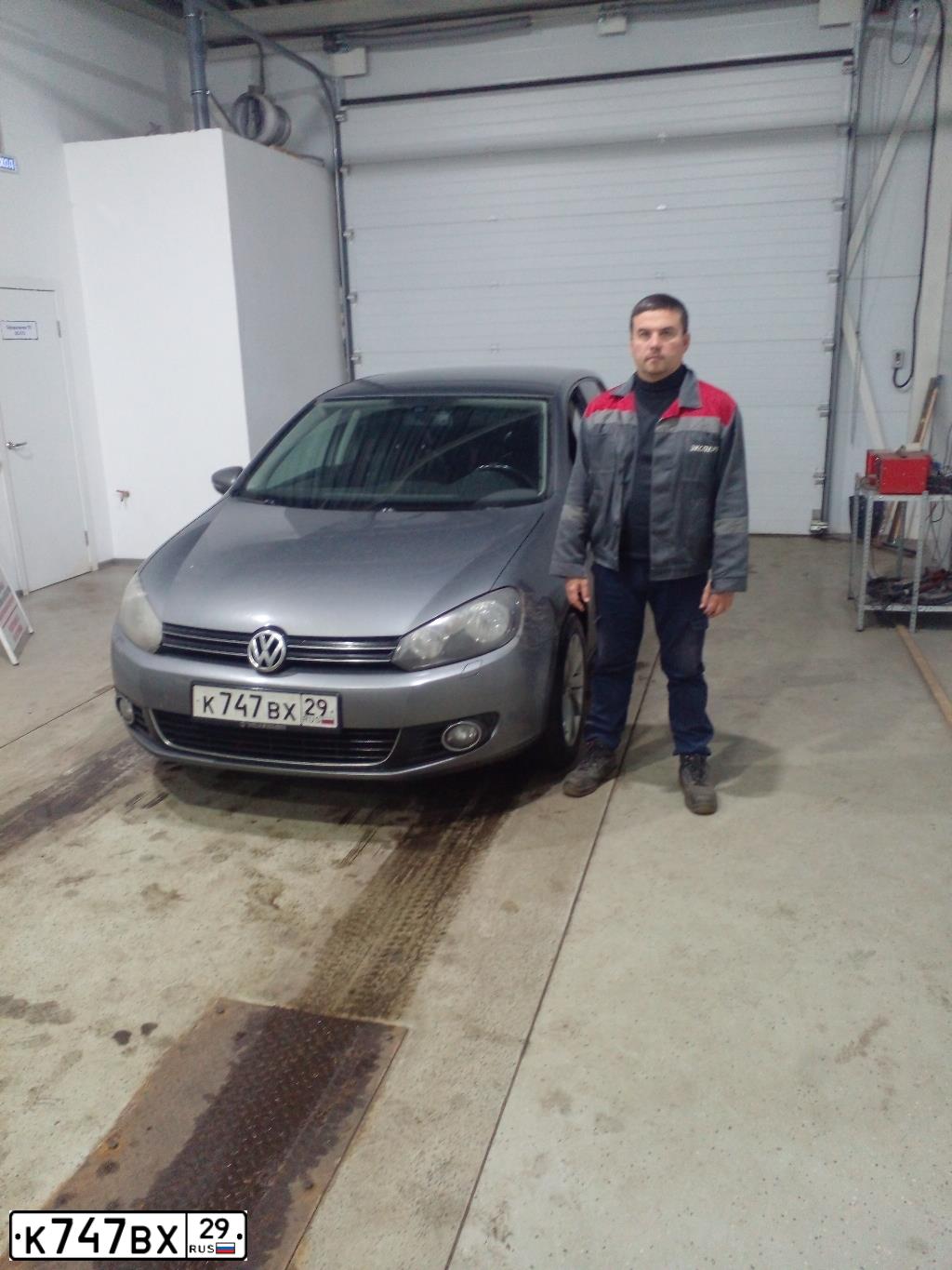 Фото автомобиля VOLKSWAGEN GOLF, 2011 — госномер К747ВХ29. Цвет: СЕРЫЙ