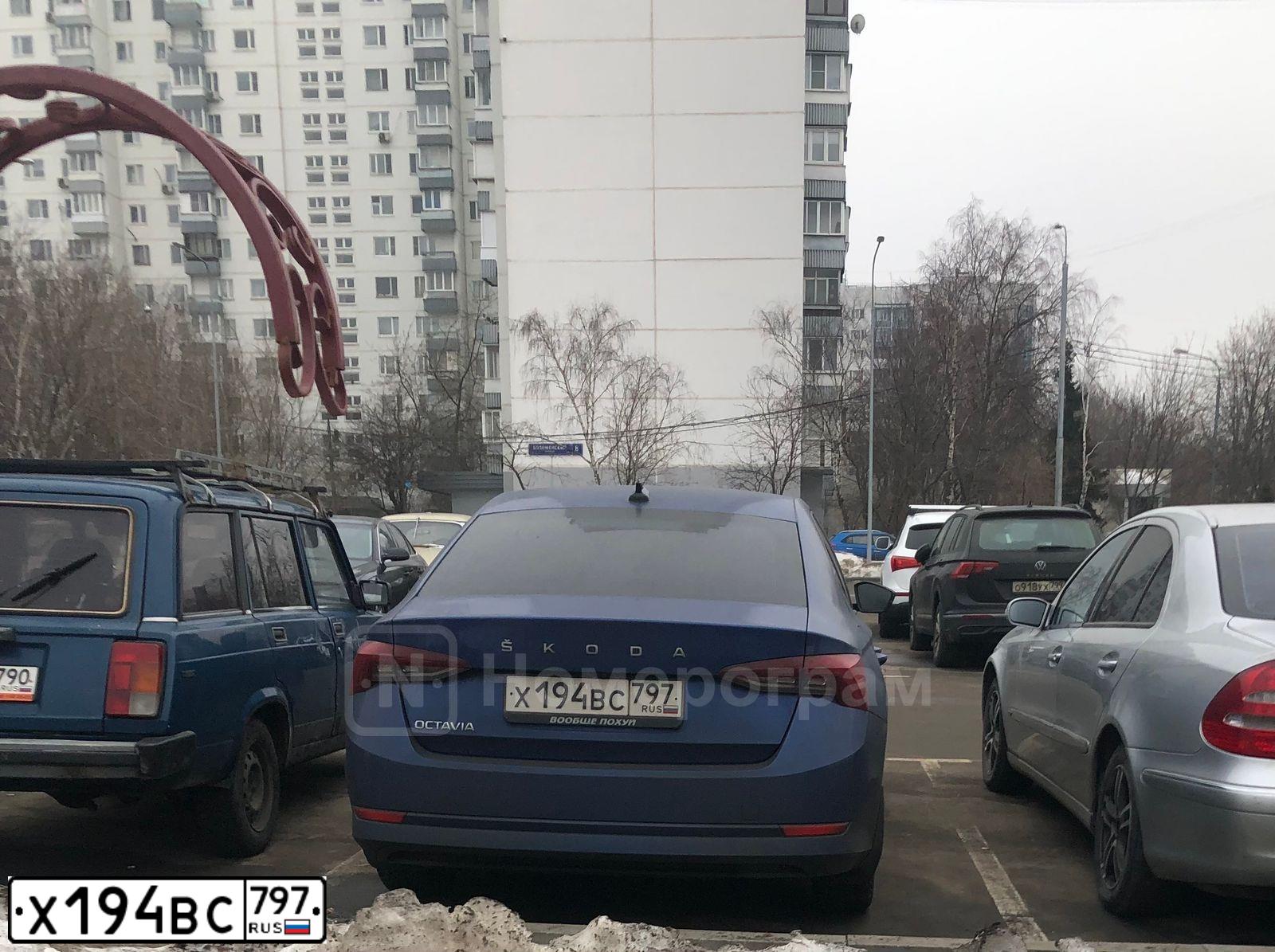 Фото автомобиля SKODA OCTAVIA, 2021 — госномер Х194ВС797. Цвет: синий