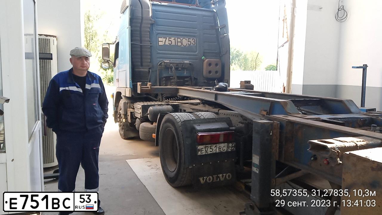 Фото автомобиля VOLVO SERIE FM /4X2/, 2007 — госномер К322АХ32. Цвет: СИНИЙ