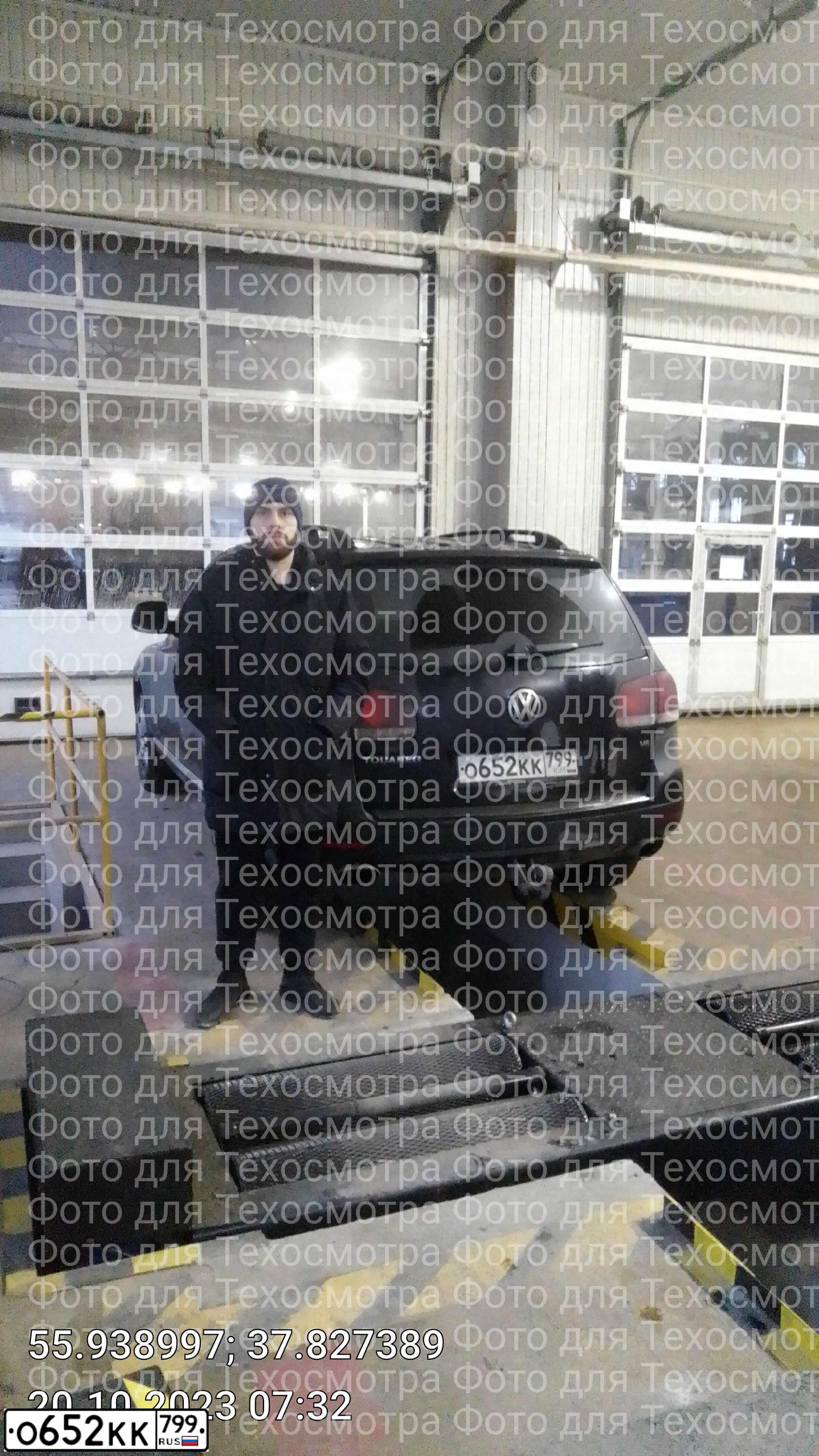 Фото автомобиля VOLKSWAGEN TOUAREG, 2007 — госномер О652КК799