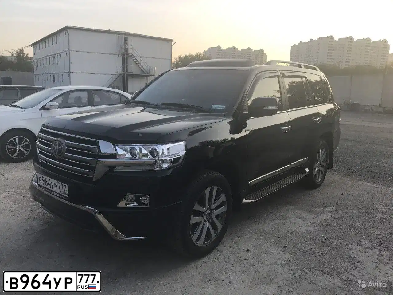 Фото автомобиля TOYOTA LANDCRUISER 200, 2016 — госномер В964УР777. Цвет: ЧЕРНЫЙ