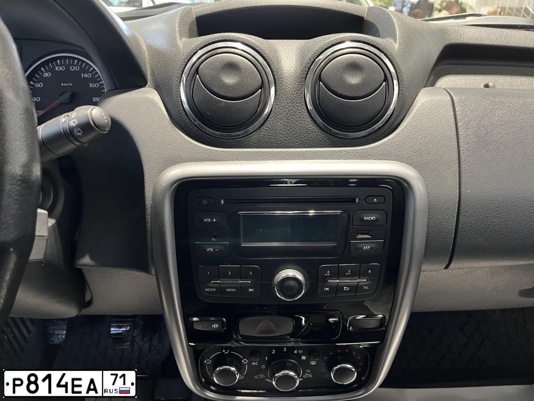 Фото автомобиля RENAULT DUSTER, 2013 — госномер Р814ЕА71. Цвет: СВЕТЛО-СЕРЫЙ