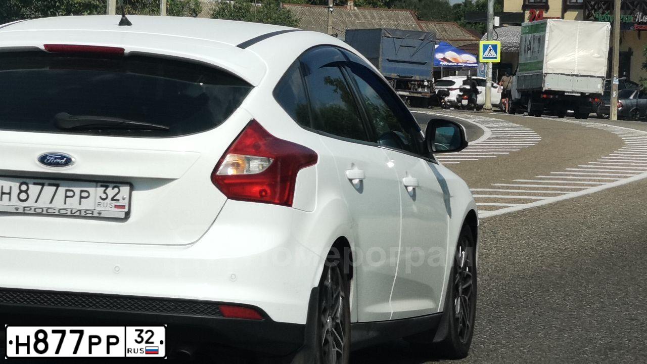 Фото автомобиля FORD D FOCUS, 2014 — госномер Е005СЕ777. Цвет: Белый