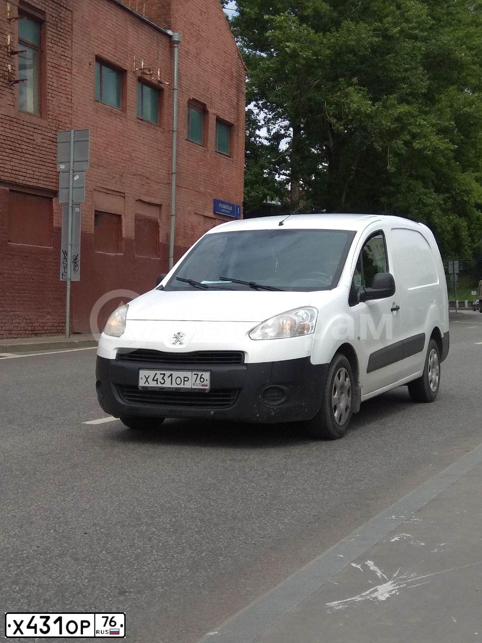 Фото автомобиля PEUGEOT PARTNER, 2013 — госномер Х431ОР76. Цвет: Белый