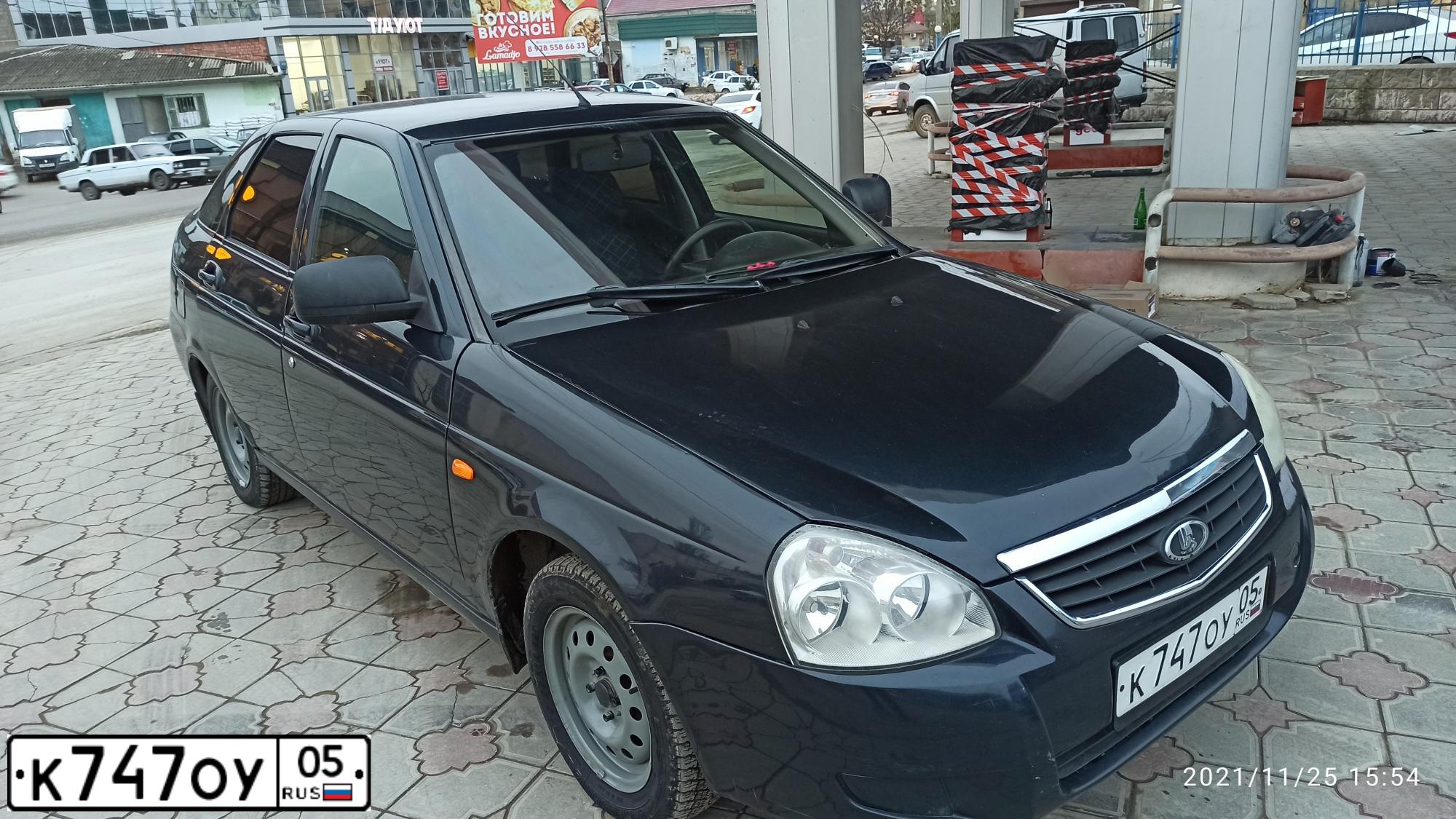 Фото автомобиля LADA 2170 PRIORA, 2015 — госномер Е005УУ05. Цвет: Белый