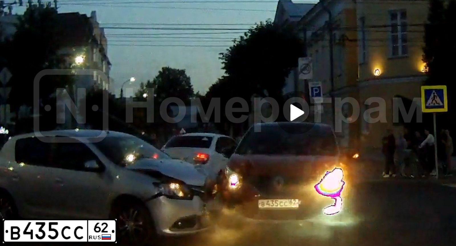 Фото автомобиля RENAULT KAPTUR, 2017 — госномер В435СС62. Цвет: ОРАНЖЕВЫЙ ЧЕРНЫЙ
