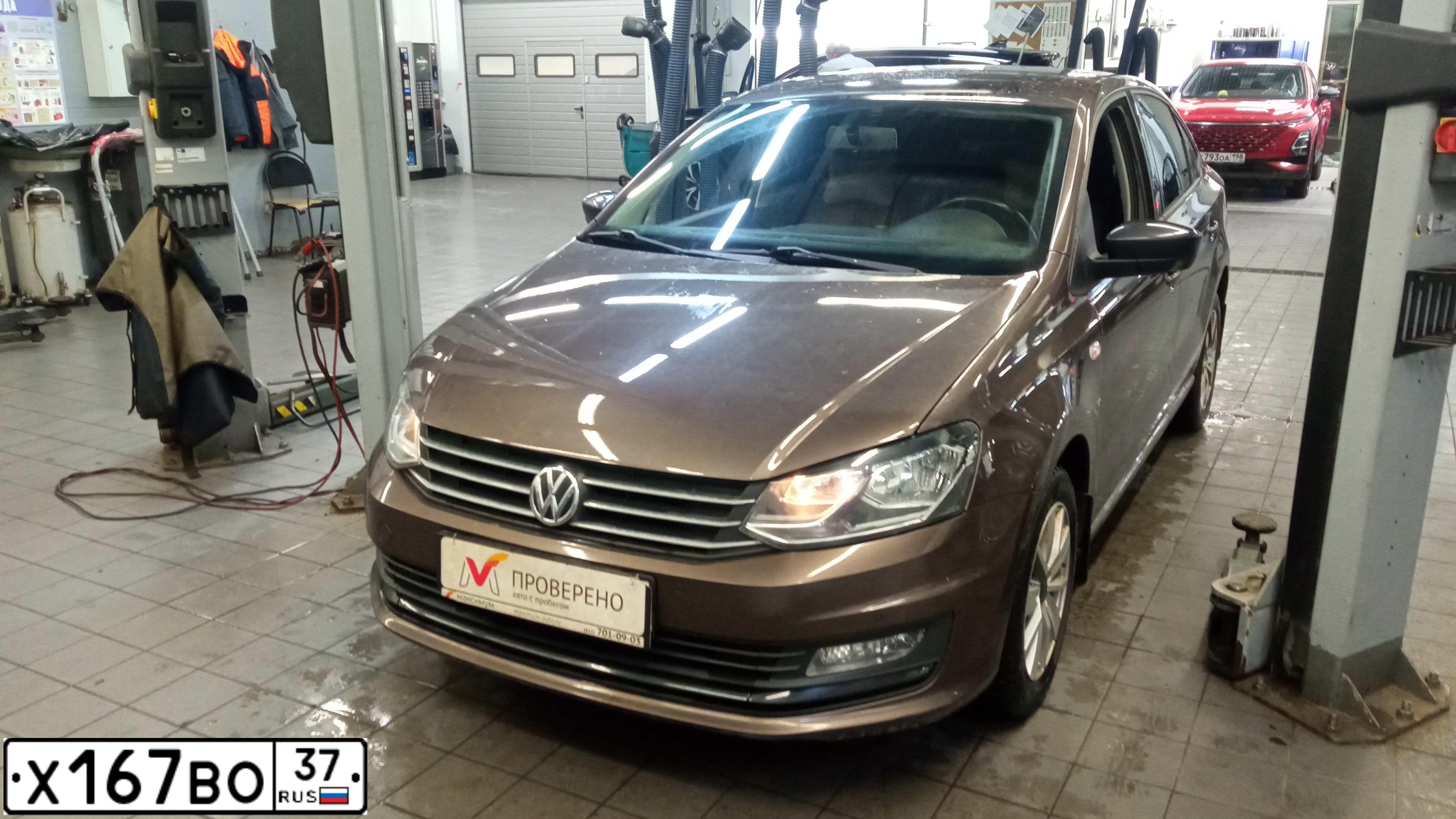 Фото автомобиля VOLKSWAGEN POLO, 2020 — госномер Х167ВО37. Цвет: Коричневый